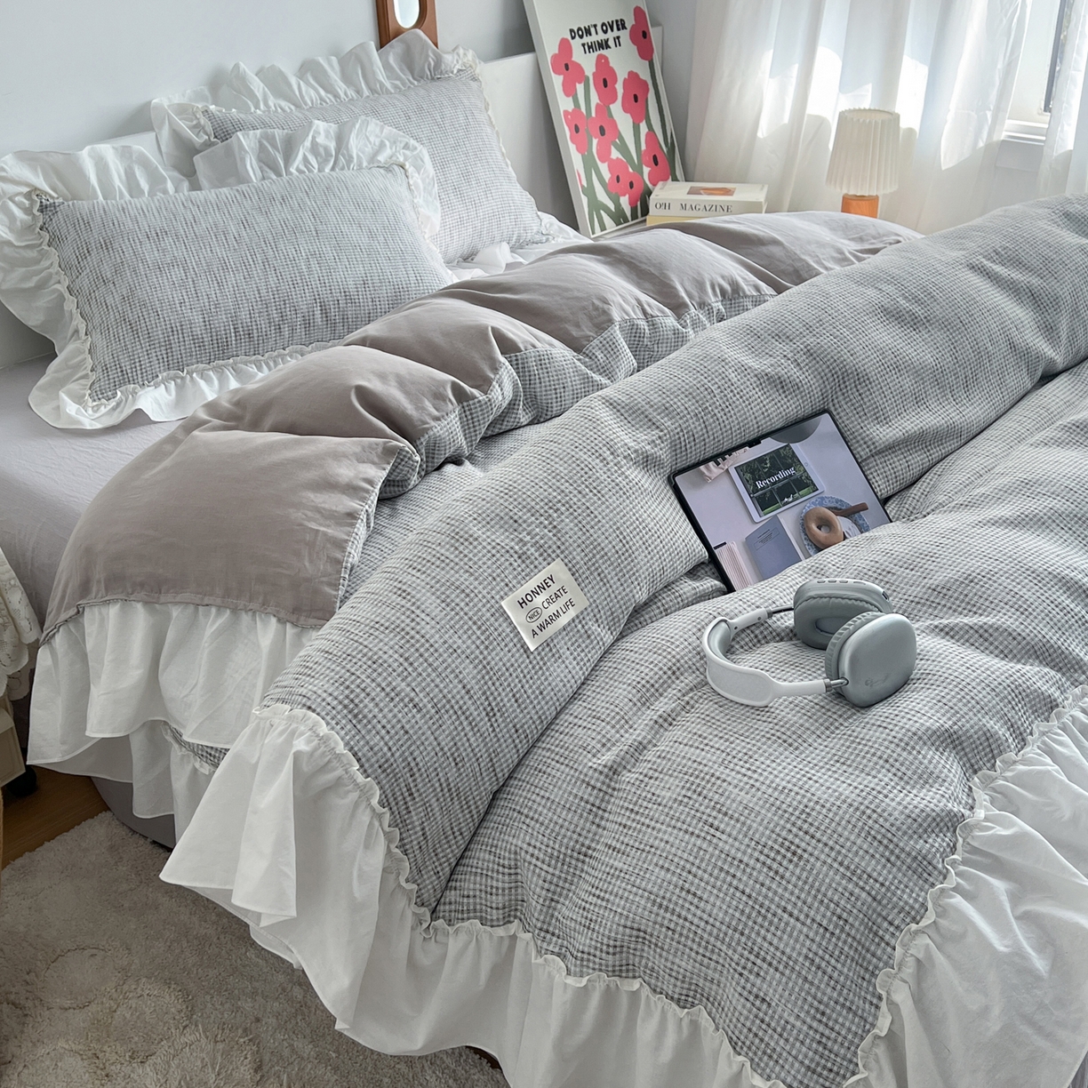 91家纺网 家纺一手货源 找家纺 晨曦家纺 2026新款荷叶花边雪尼尔提花四件套可水洗棉四件套少女风 浅灰松烟