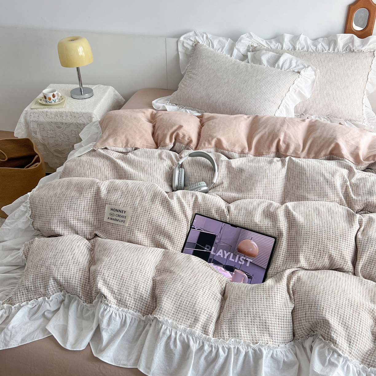 91家纺网 家纺一手货源 找家纺 晨曦家纺 2026新款荷叶花边雪尼尔提花四件套可水洗棉四件套少女风 奶茶华夫