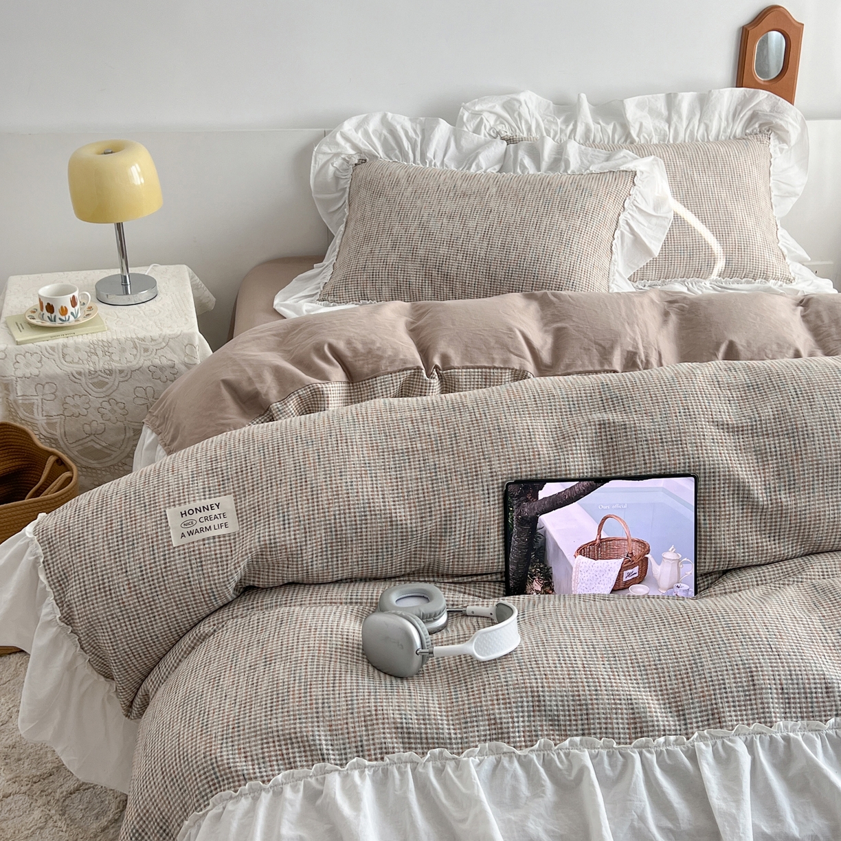 91家纺网 家纺一手货源 找家纺 晨曦家纺 2026新款荷叶花边雪尼尔提花四件套可水洗棉四件套少女风 焦糖软芙