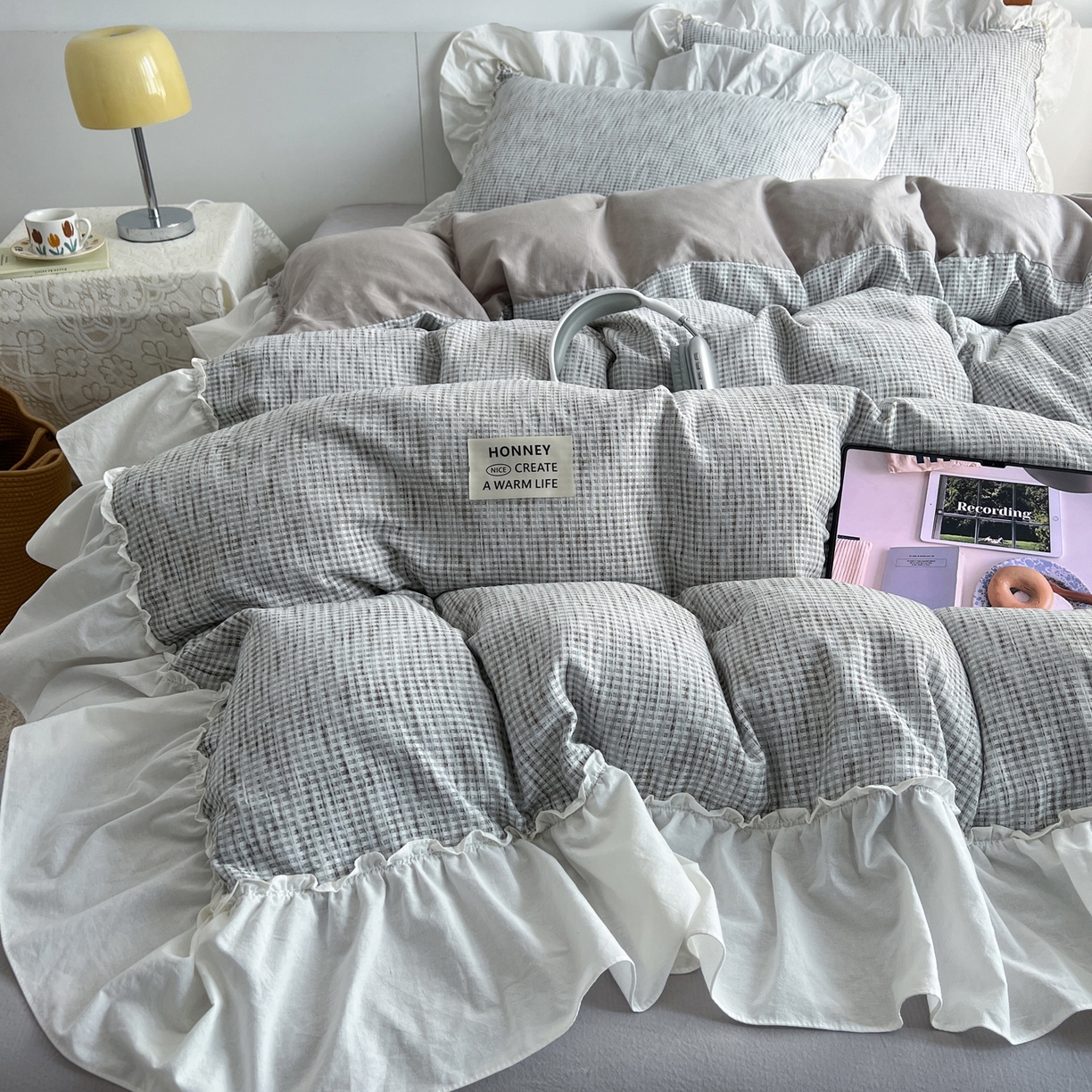 91家纺网 家纺一手货源 找家纺 晨曦家纺 2026新款荷叶花边雪尼尔提花四件套可水洗棉四件套少女风 浅灰松烟