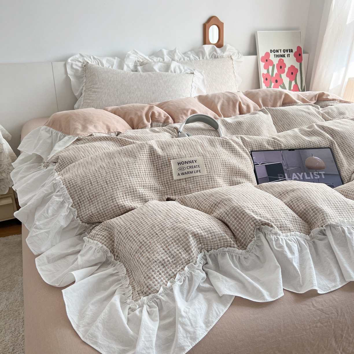 91家纺网 家纺一手货源 找家纺 晨曦家纺 2026新款荷叶花边雪尼尔提花四件套可水洗棉四件套少女风 奶茶华夫