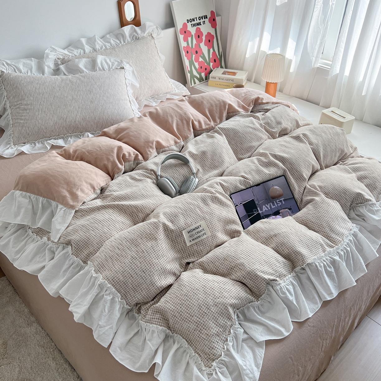 91家纺网 家纺一手货源 找家纺 晨曦家纺 2026新款荷叶花边雪尼尔提花四件套可水洗棉四件套少女风 奶茶华夫