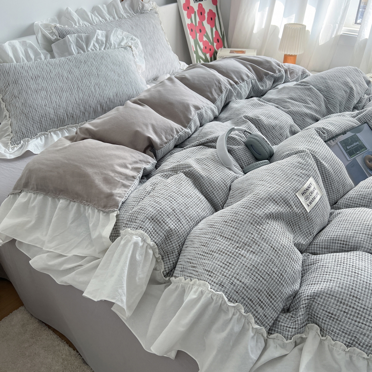 91家纺网 家纺一手货源 找家纺 晨曦家纺 2026新款荷叶花边雪尼尔提花四件套可水洗棉四件套少女风 浅灰松烟