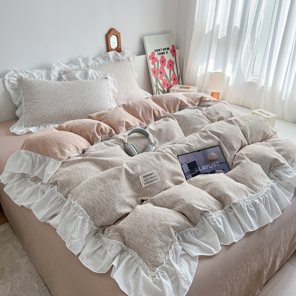 91家纺网 家纺一手货源 找家纺 晨曦家纺 2026新款荷叶花边雪尼尔提花四件套可水洗棉四件套少女风 奶茶华夫