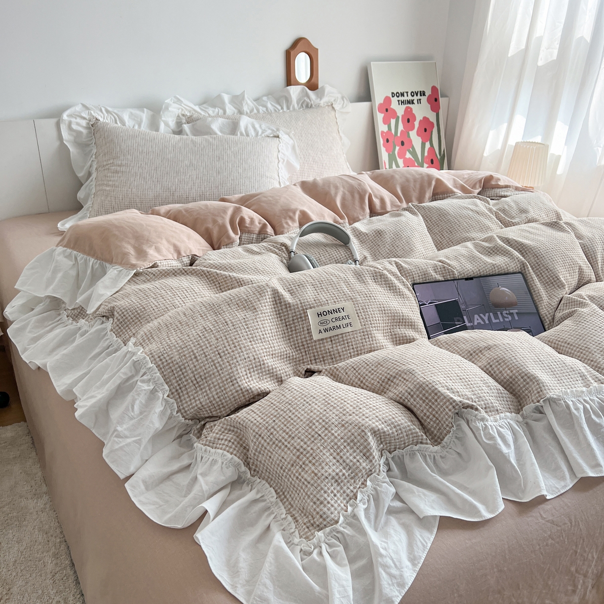 91家纺网 家纺一手货源 找家纺 晨曦家纺 2026新款荷叶花边雪尼尔提花四件套可水洗棉四件套少女风 奶茶华夫