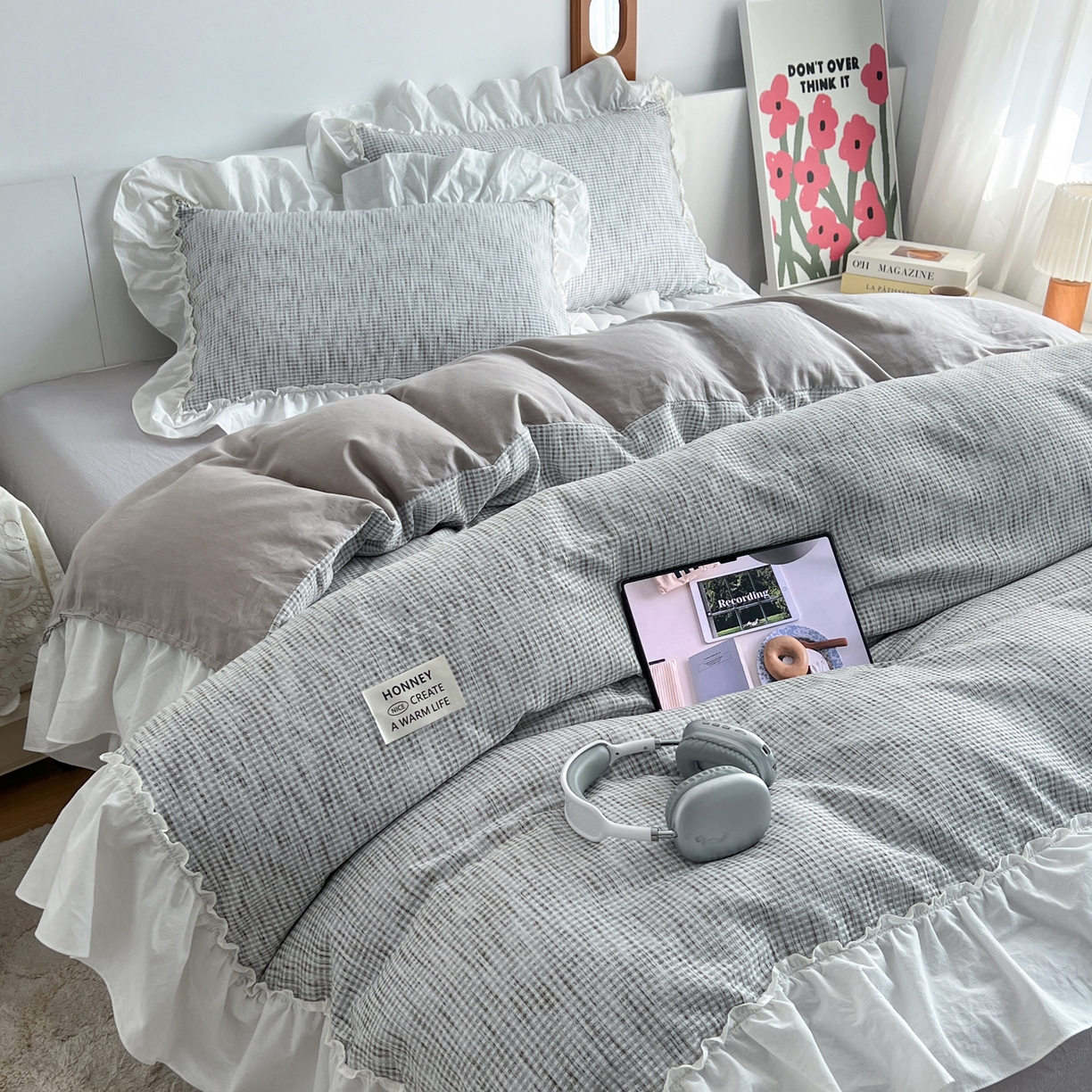 91家纺网 家纺一手货源 找家纺 晨曦家纺 2026新款荷叶花边雪尼尔提花四件套可水洗棉四件套少女风 浅灰松烟