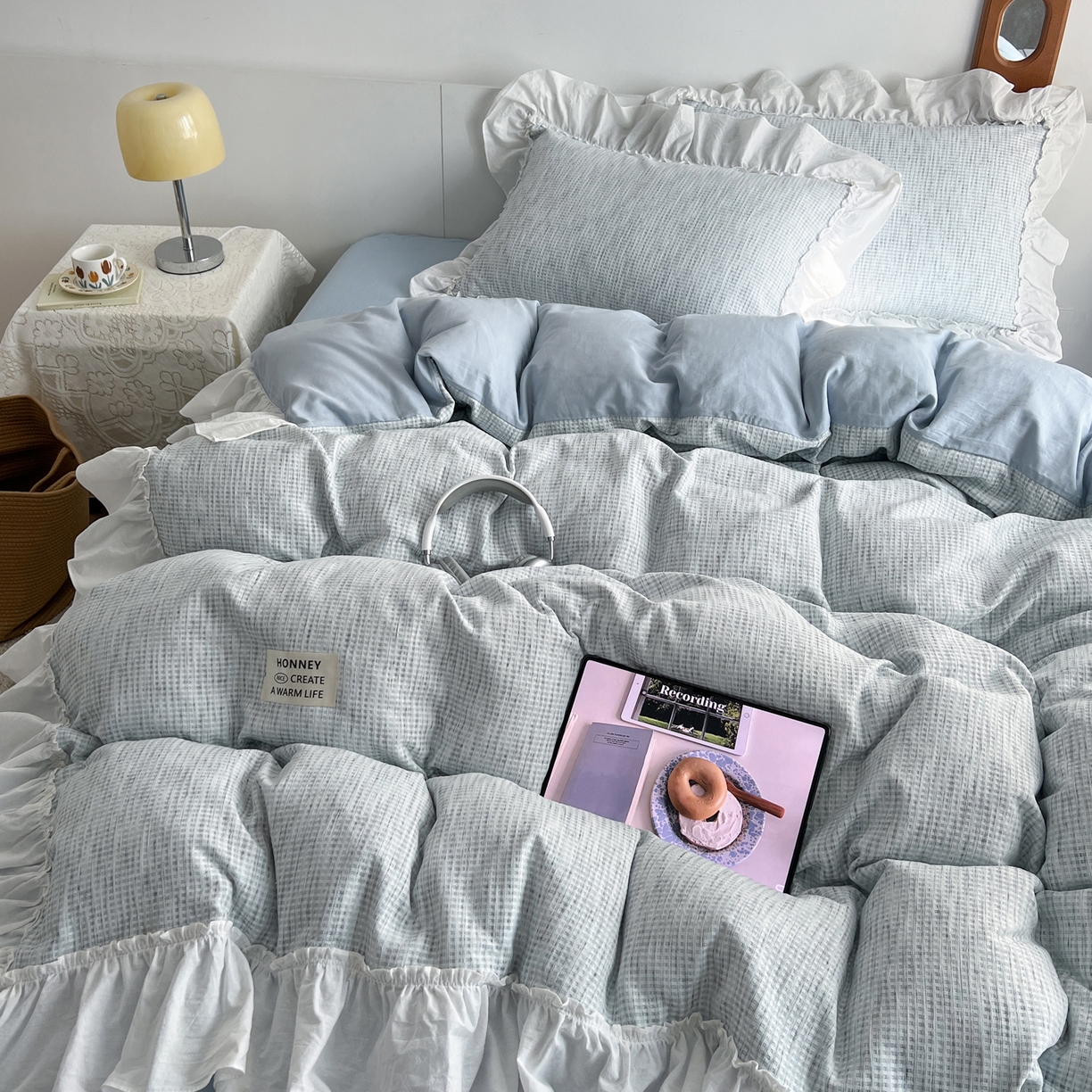 91家纺网 家纺一手货源 找家纺 晨曦家纺 2026新款荷叶花边雪尼尔提花四件套可水洗棉四件套少女风 法式奶蓝