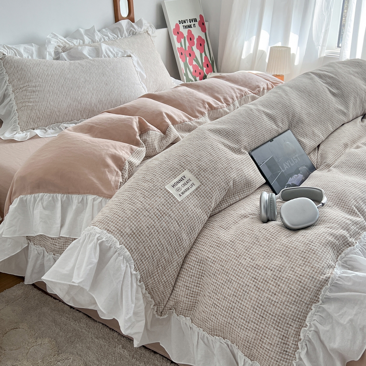 91家纺网 家纺一手货源 找家纺 晨曦家纺 2026新款荷叶花边雪尼尔提花四件套可水洗棉四件套少女风 奶茶华夫