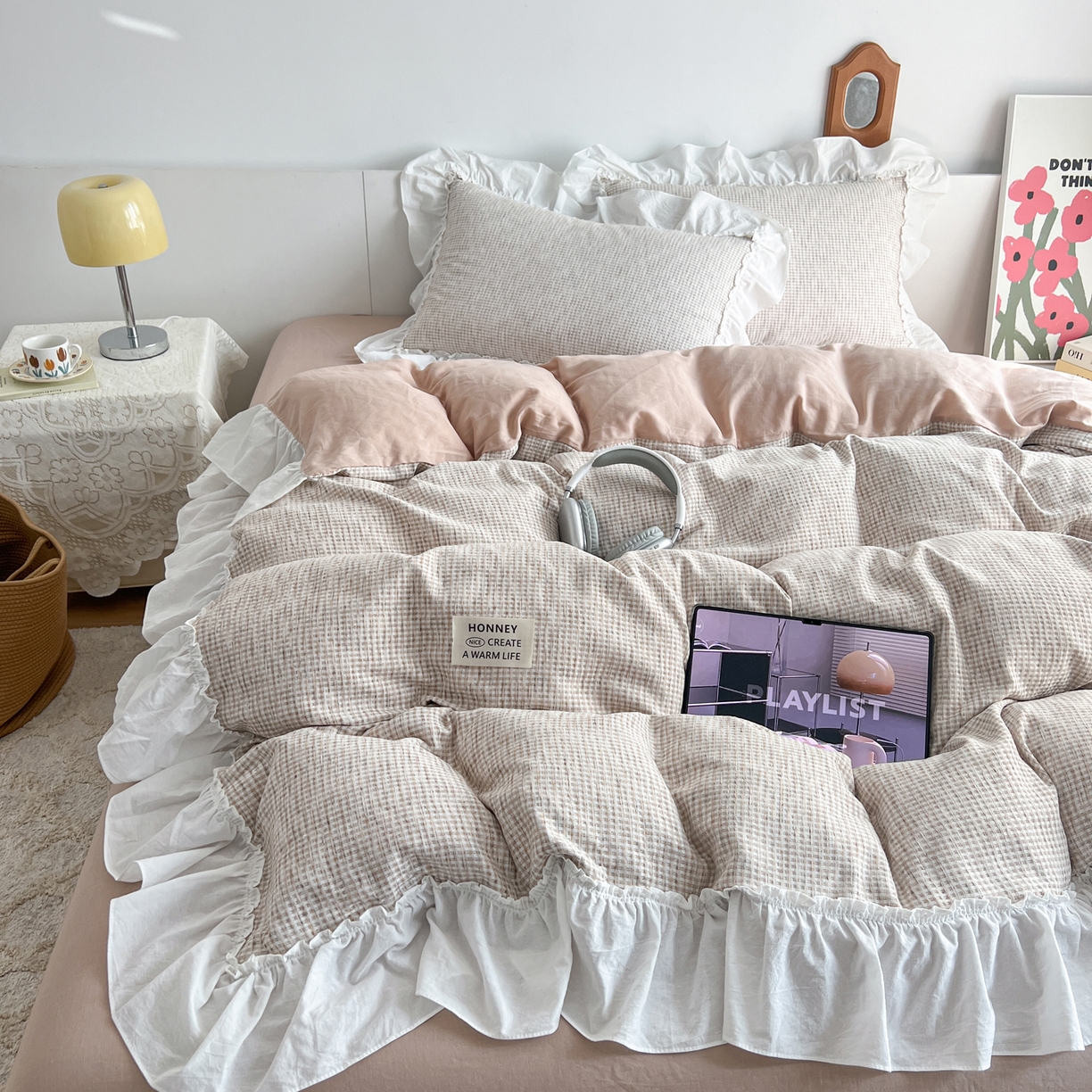 91家纺网 家纺一手货源 找家纺 晨曦家纺 2026新款荷叶花边雪尼尔提花四件套可水洗棉四件套少女风 奶茶华夫