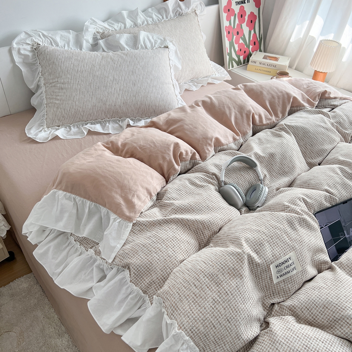 91家纺网 家纺一手货源 找家纺 晨曦家纺 2026新款荷叶花边雪尼尔提花四件套可水洗棉四件套少女风 奶茶华夫