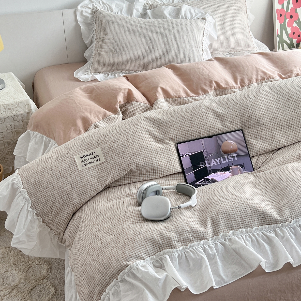 91家纺网 家纺一手货源 找家纺 晨曦家纺 2026新款荷叶花边雪尼尔提花四件套可水洗棉四件套少女风 奶茶华夫