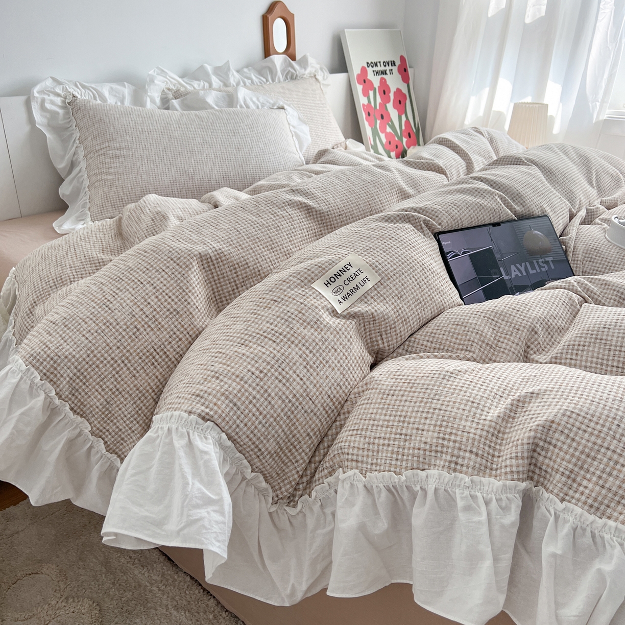 91家纺网 家纺一手货源 找家纺 晨曦家纺 2026新款荷叶花边雪尼尔提花四件套可水洗棉四件套少女风 奶茶华夫