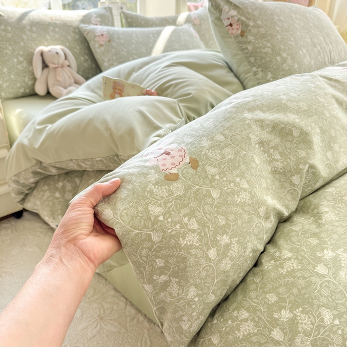 91家纺网 家纺一手货源 找家纺 诗黛尔 2026新款学生季仙女小花卉植物卡通云朵棉四件套三件套（二） 沁园-绿