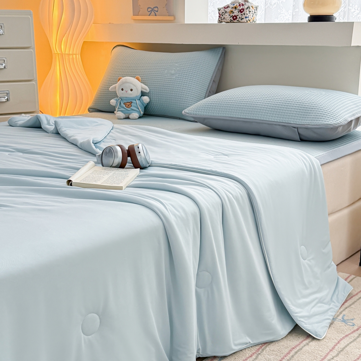 91家纺网 家纺一手货源 找家纺 欧邦 2026新款华夫格小熊系列凉感冰豆豆凉席绑带款夏被套件 小熊孔雀蓝