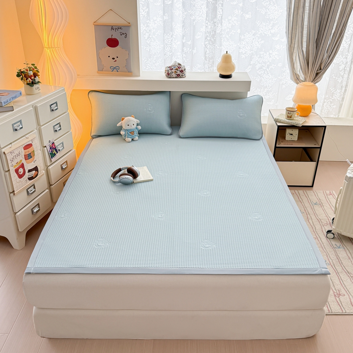 91家纺网 家纺一手货源 找家纺 欧邦 2026新款华夫格小熊系列凉感冰豆豆凉席绑带款夏被套件 小熊孔雀蓝