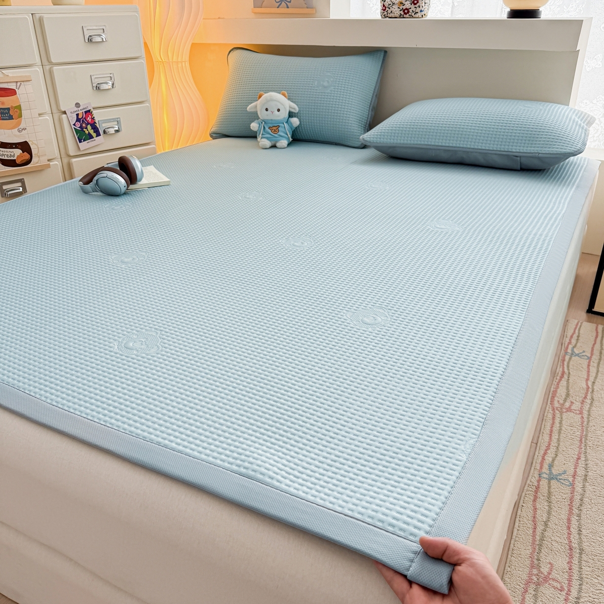 91家纺网 家纺一手货源 找家纺 欧邦 2026新款华夫格小熊系列凉感冰豆豆凉席绑带款夏被套件 小熊孔雀蓝