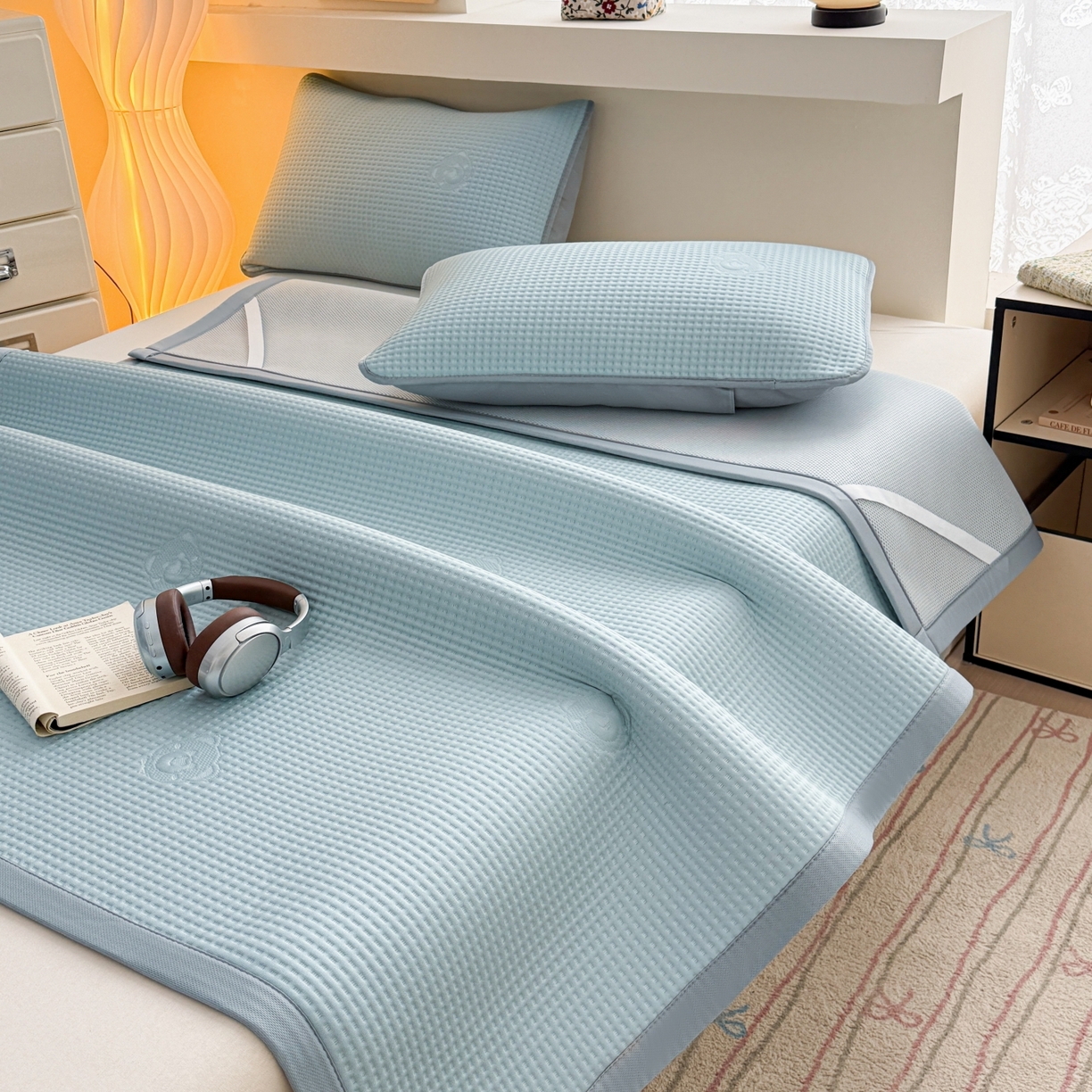 91家纺网 家纺一手货源 找家纺 欧邦 2026新款华夫格小熊系列凉感冰豆豆凉席绑带款夏被套件 小熊孔雀蓝