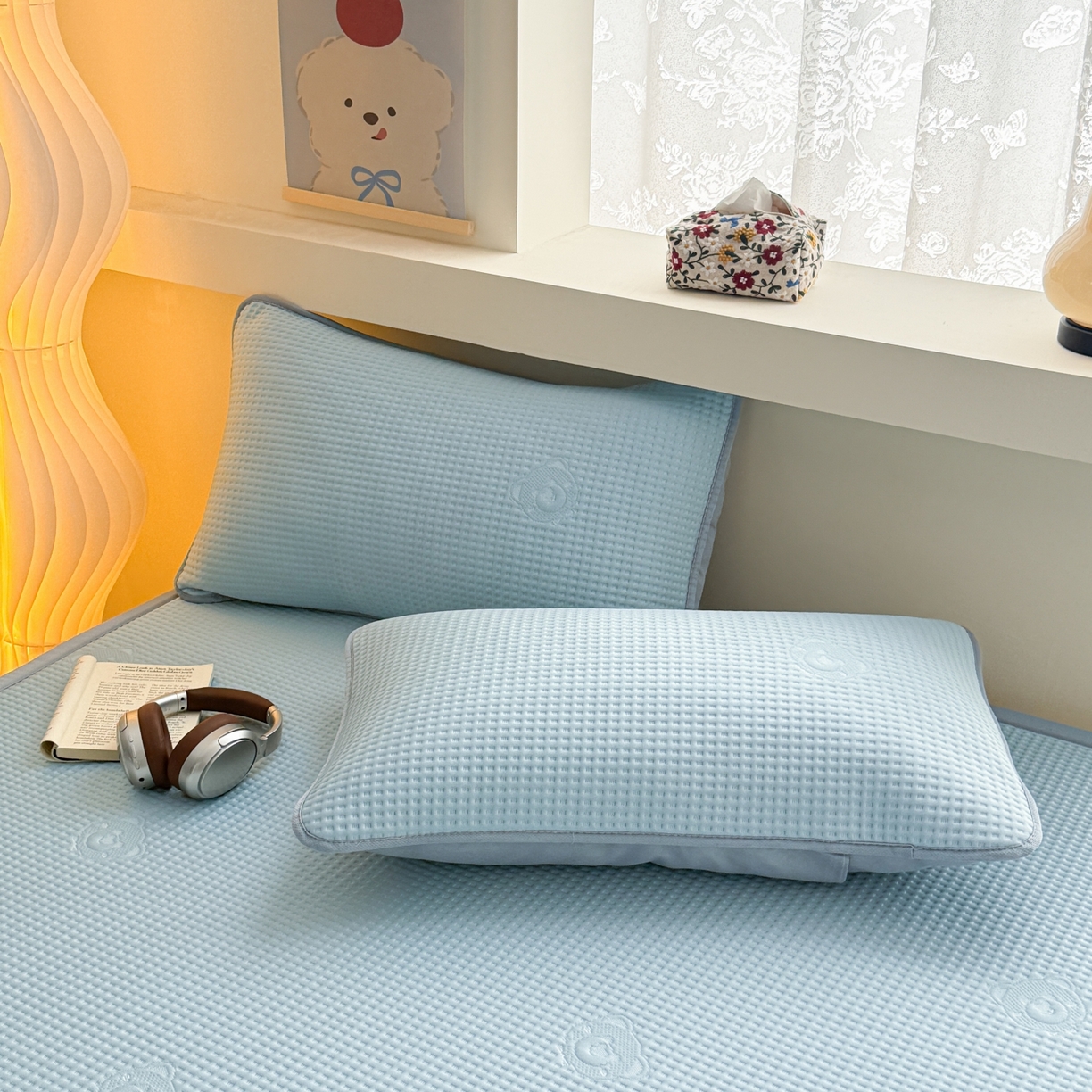 91家纺网 家纺一手货源 找家纺 欧邦 2026新款华夫格小熊系列凉感冰豆豆凉席绑带款夏被套件 小熊孔雀蓝