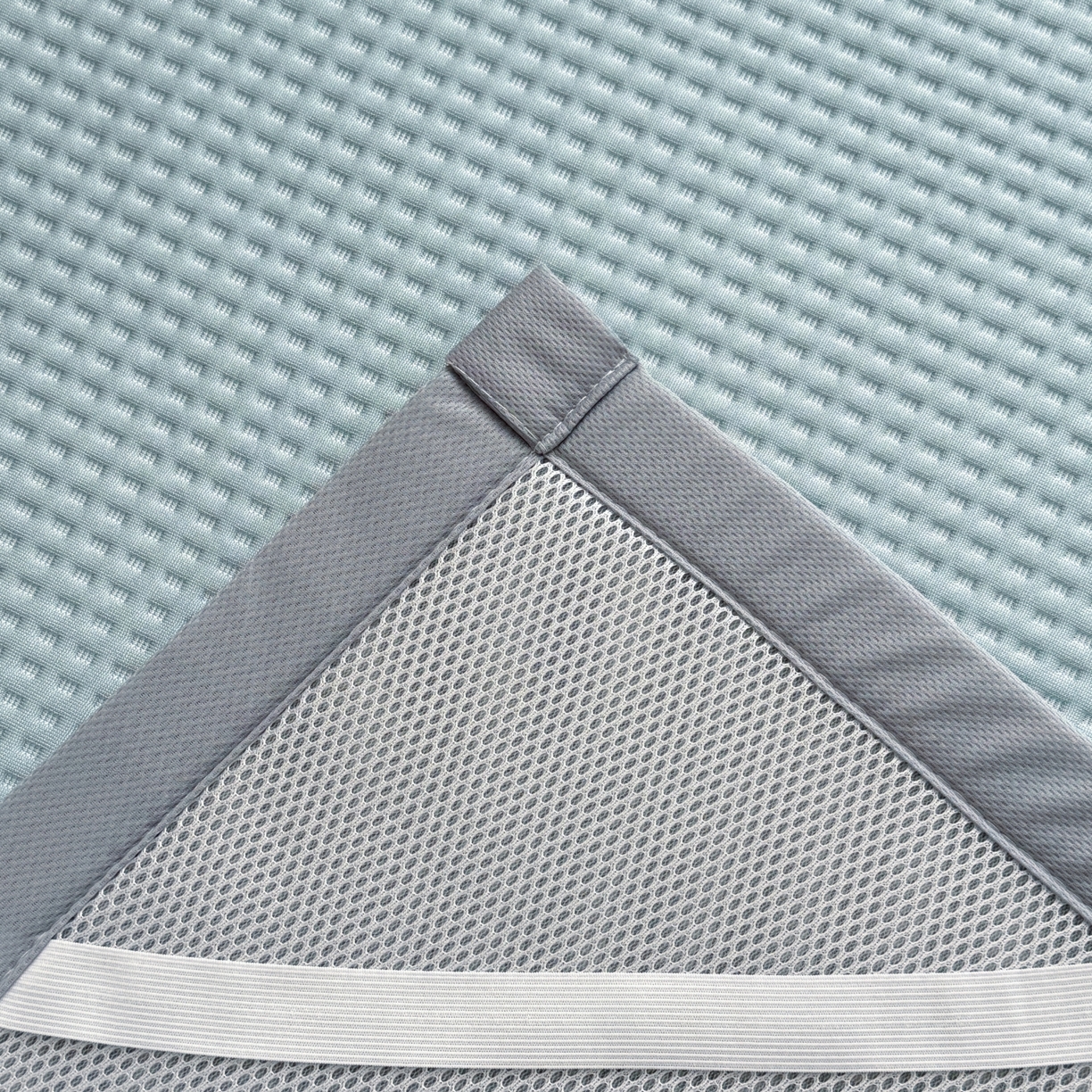 91家纺网 家纺一手货源 找家纺 欧邦 2026新款华夫格小熊系列凉感冰豆豆凉席绑带款夏被套件 小熊孔雀蓝