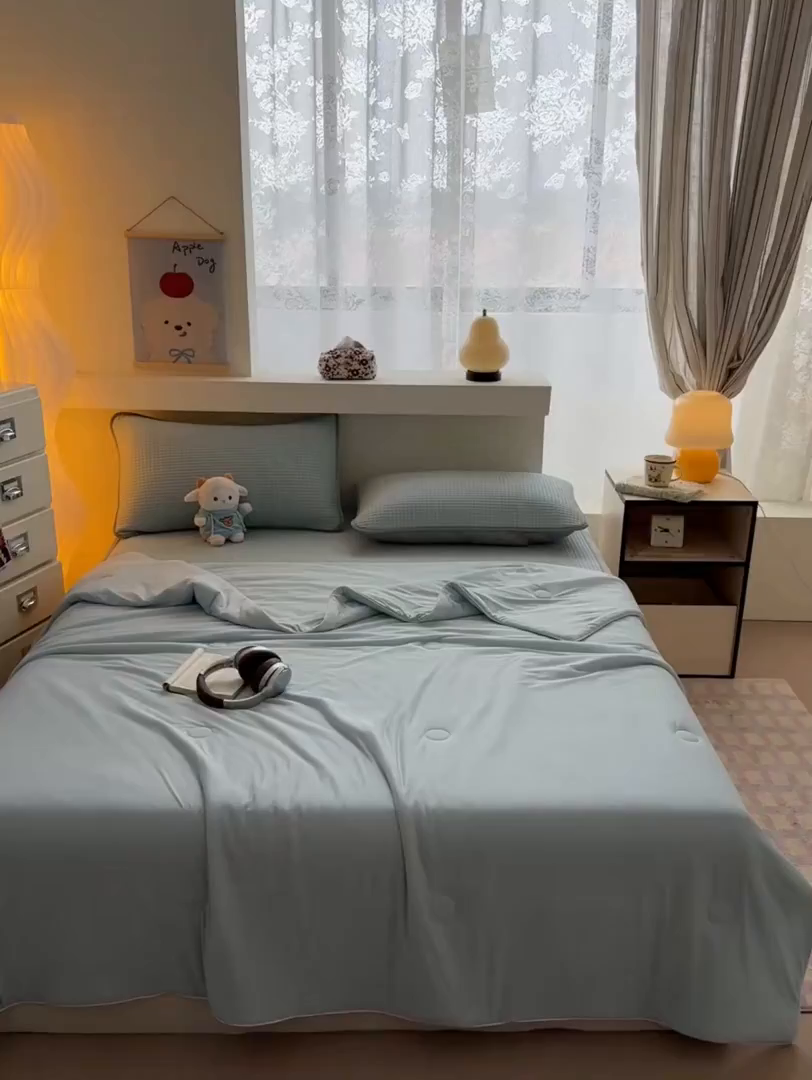 91家纺网 家纺一手货源 找家纺 欧邦 2026新款华夫格小熊系列凉感冰豆豆凉席绑带款夏被套件 小熊孔雀蓝