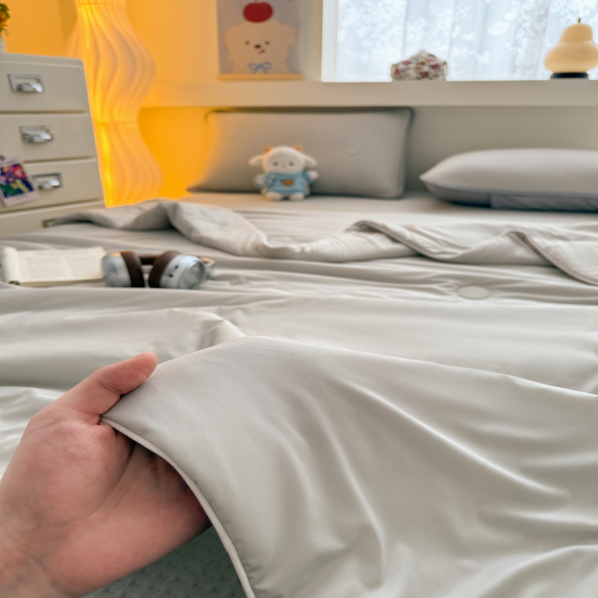 91家纺网 家纺一手货源 找家纺 欧邦 2026新款华夫格小熊系列凉感冰豆豆凉席绑带款夏被套件 小熊浅卡其