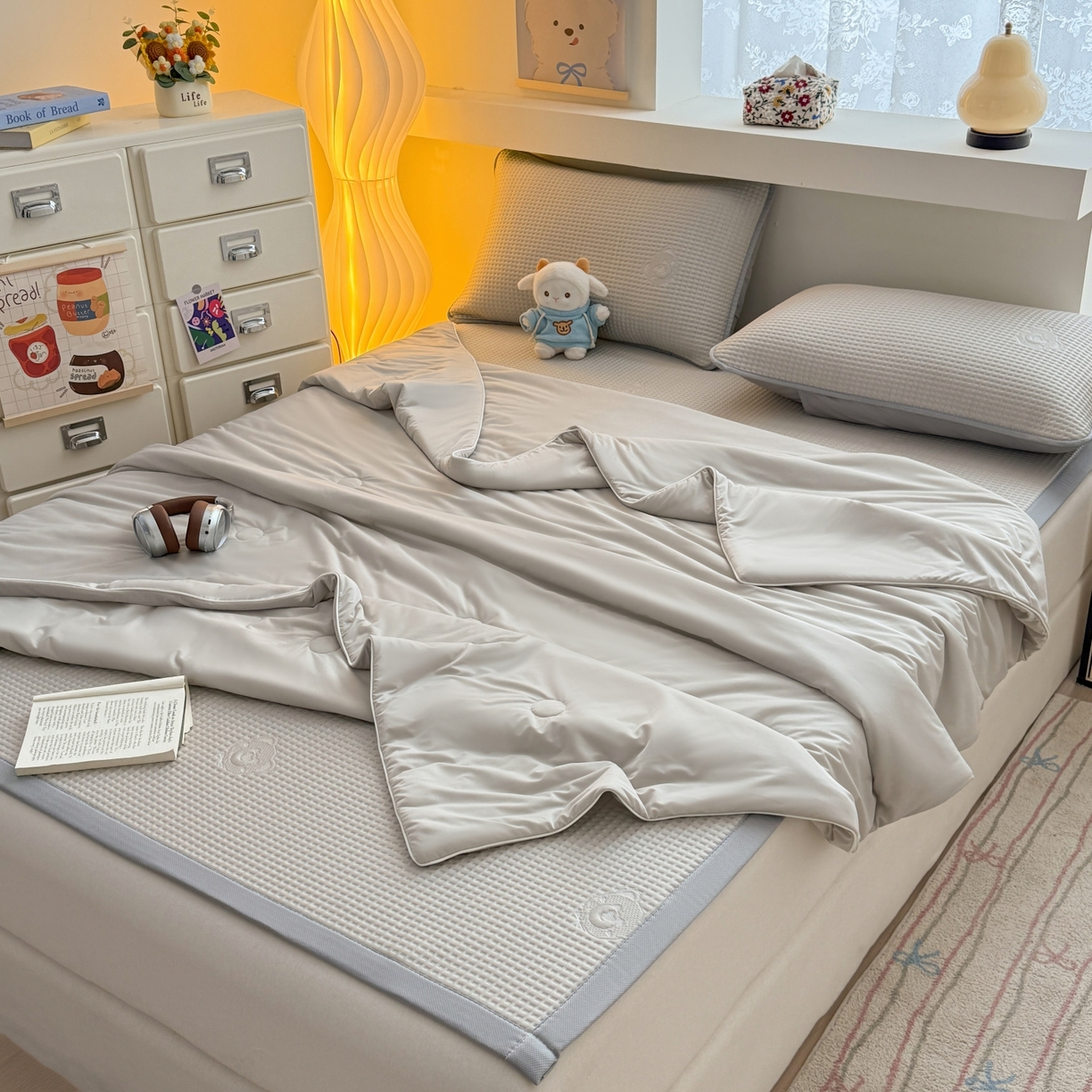 91家纺网 家纺一手货源 找家纺 欧邦 2026新款华夫格小熊系列凉感冰豆豆凉席绑带款夏被套件 小熊浅卡其