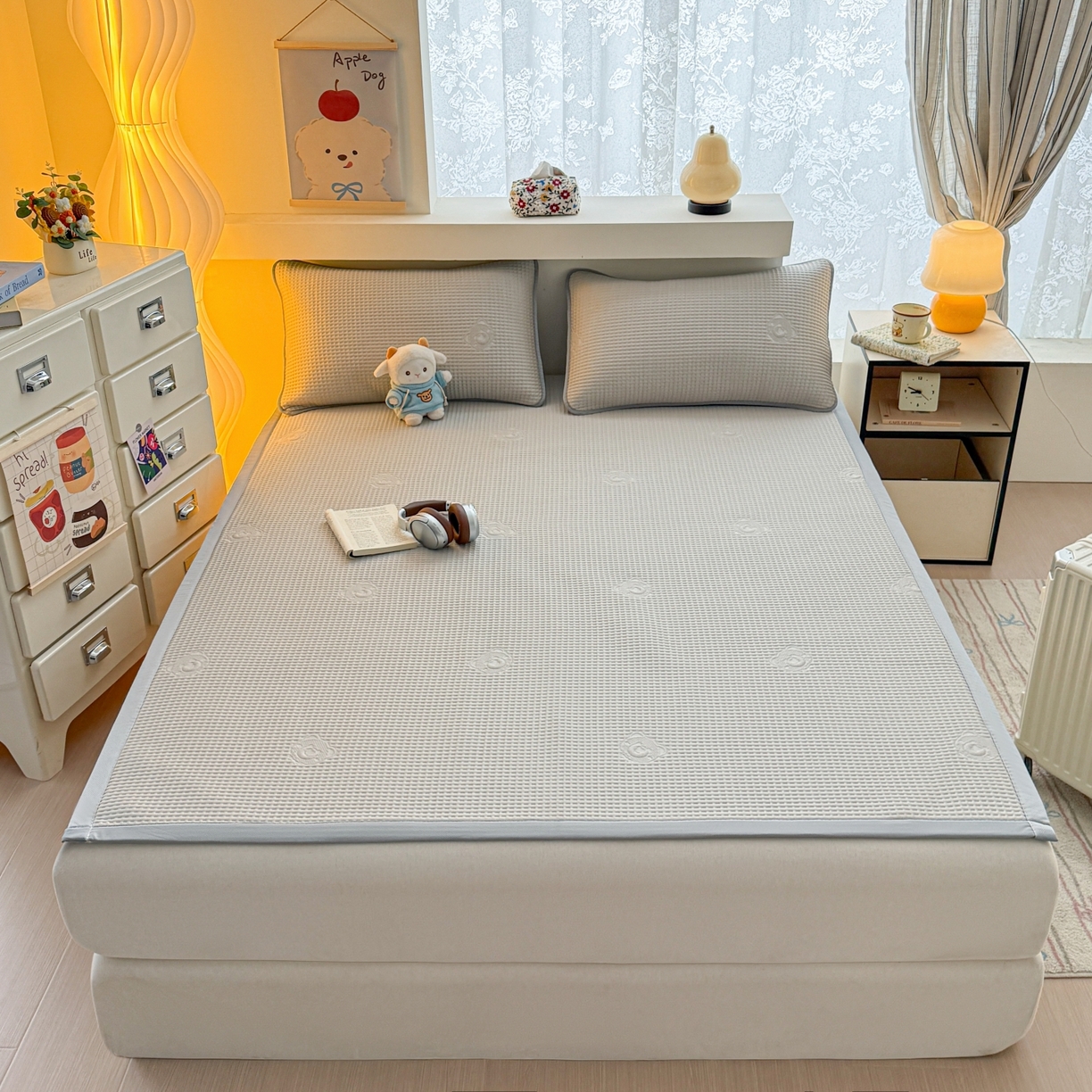 91家纺网 家纺一手货源 找家纺 欧邦 2026新款华夫格小熊系列凉感冰豆豆凉席绑带款夏被套件 小熊浅卡其