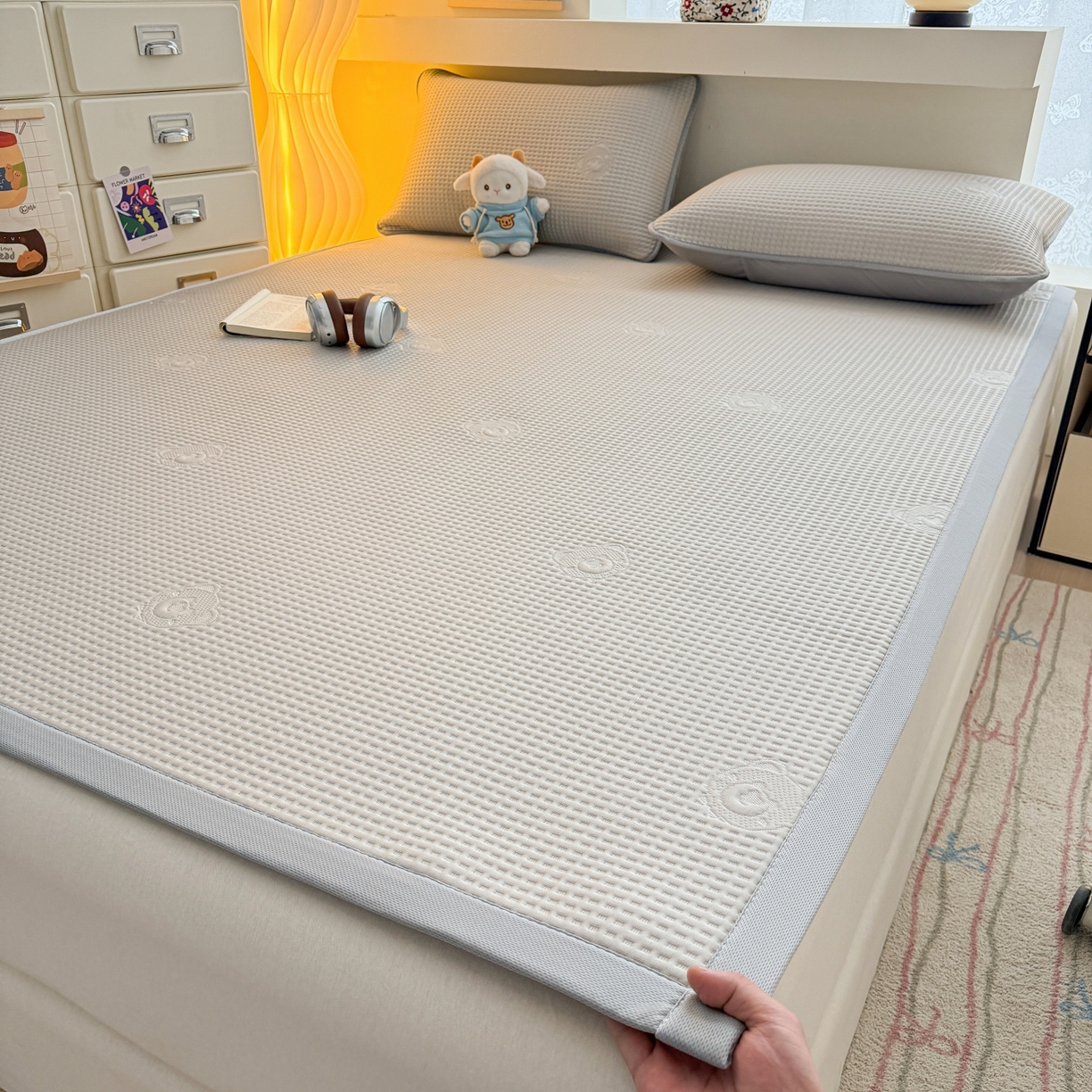 91家纺网 家纺一手货源 找家纺 欧邦 2026新款华夫格小熊系列凉感冰豆豆凉席绑带款夏被套件 小熊浅卡其