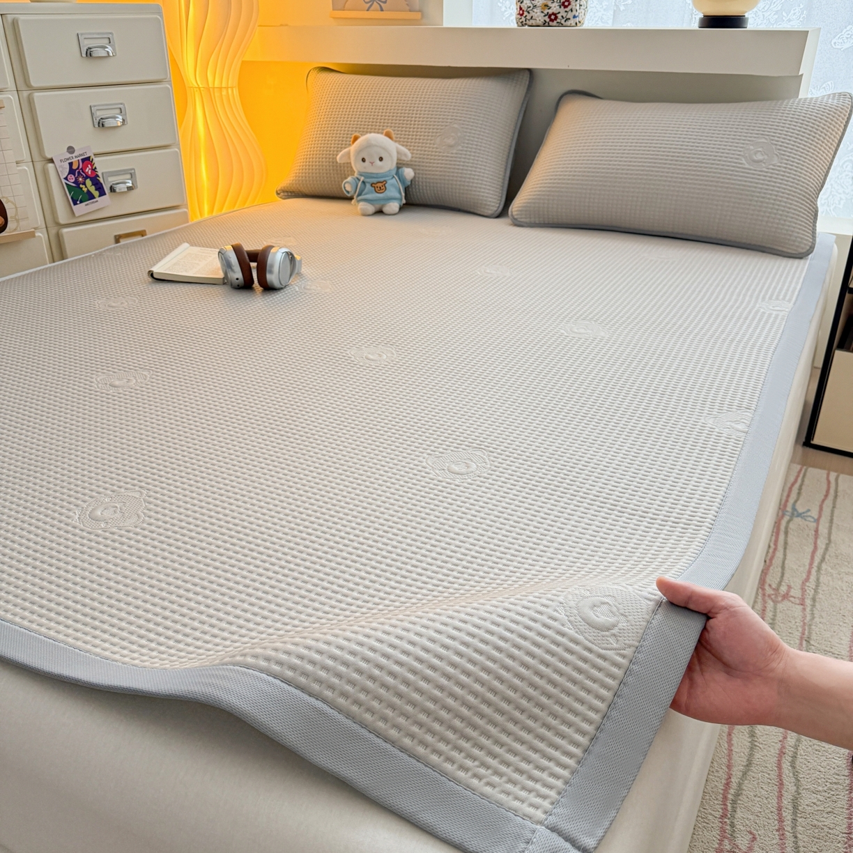 91家纺网 家纺一手货源 找家纺 欧邦 2026新款华夫格小熊系列凉感冰豆豆凉席绑带款夏被套件 小熊浅卡其