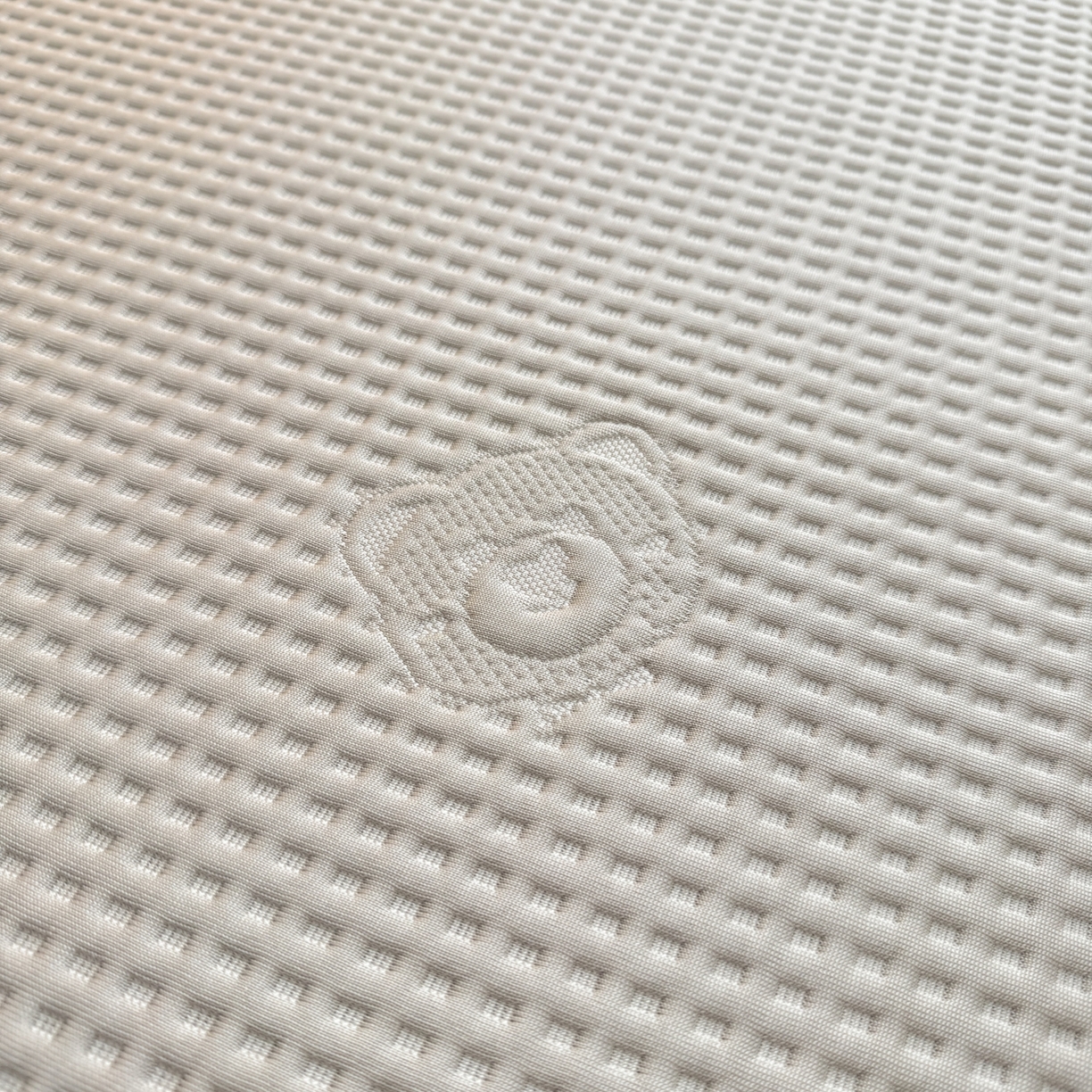 91家纺网 家纺一手货源 找家纺 欧邦 2026新款华夫格小熊系列凉感冰豆豆凉席绑带款夏被套件 小熊浅卡其