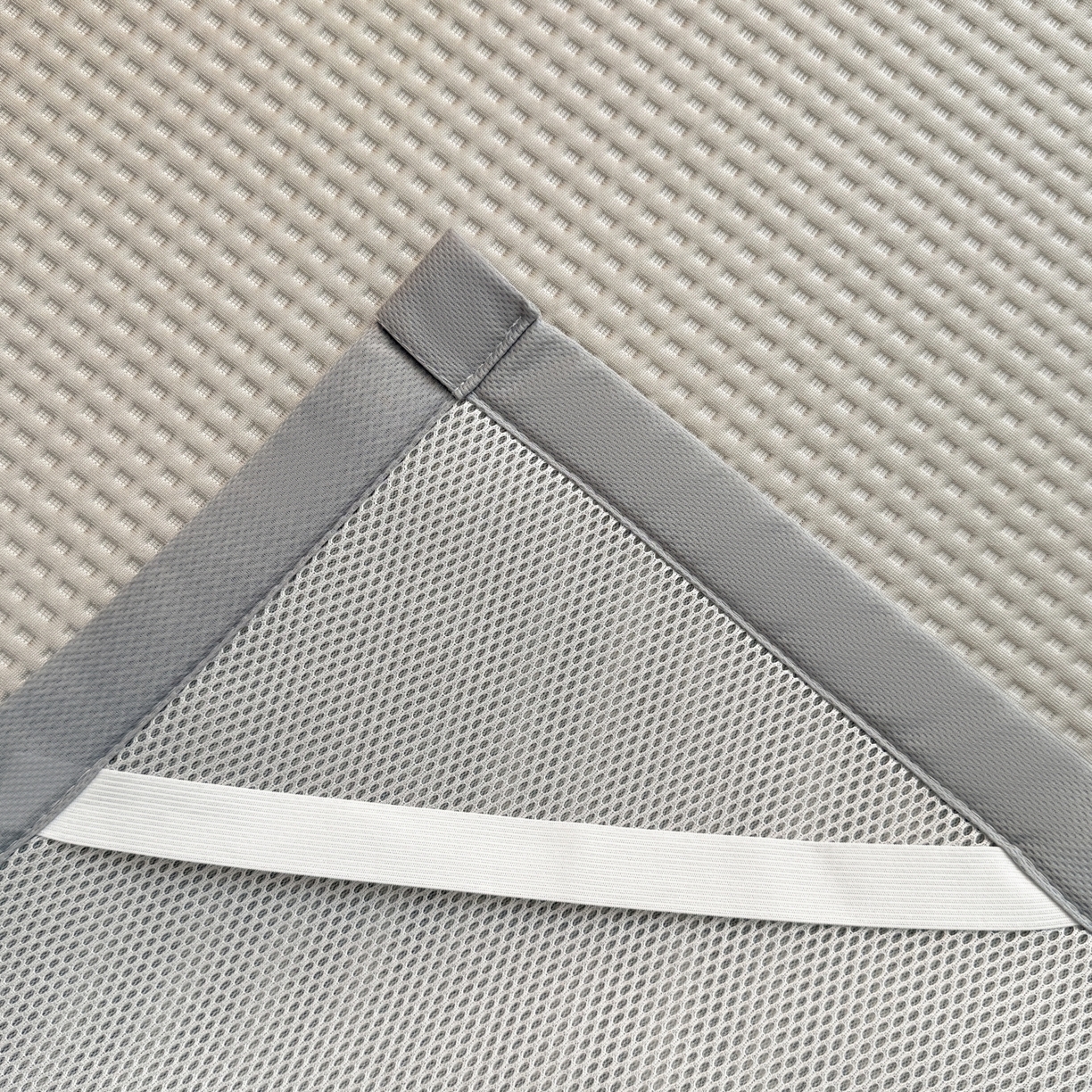 91家纺网 家纺一手货源 找家纺 欧邦 2026新款华夫格小熊系列凉感冰豆豆凉席绑带款夏被套件 小熊浅卡其