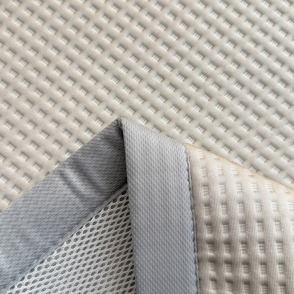 91家纺网 家纺一手货源 找家纺 欧邦 2026新款华夫格小熊系列凉感冰豆豆凉席绑带款夏被套件 小熊浅卡其