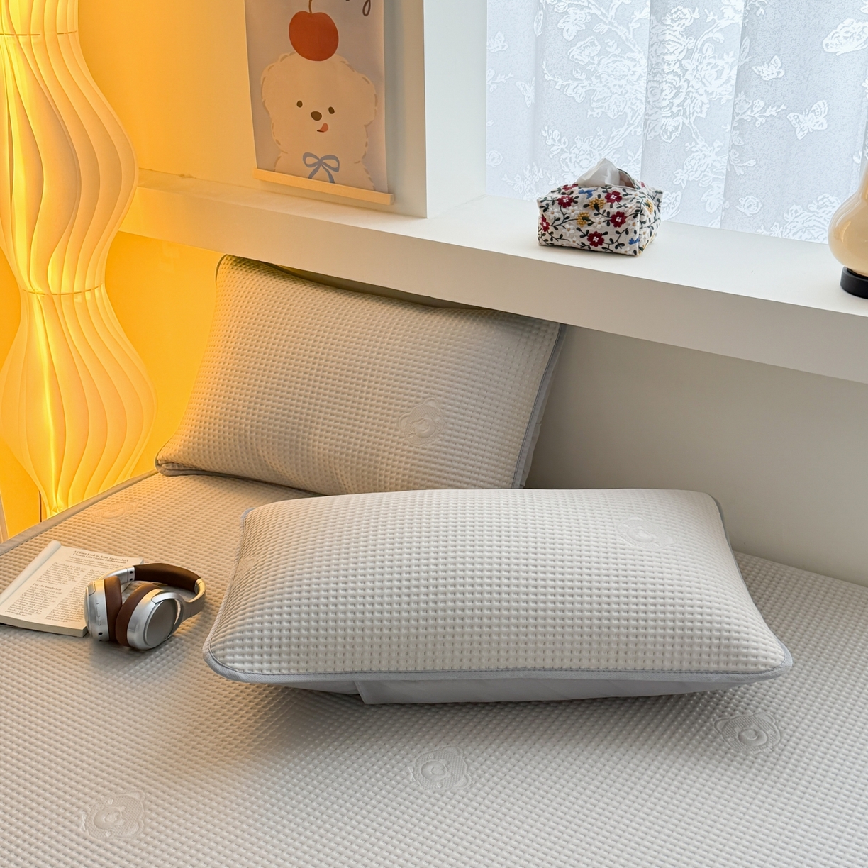 91家纺网 家纺一手货源 找家纺 欧邦 2026新款华夫格小熊系列凉感冰豆豆凉席绑带款夏被套件 小熊浅卡其