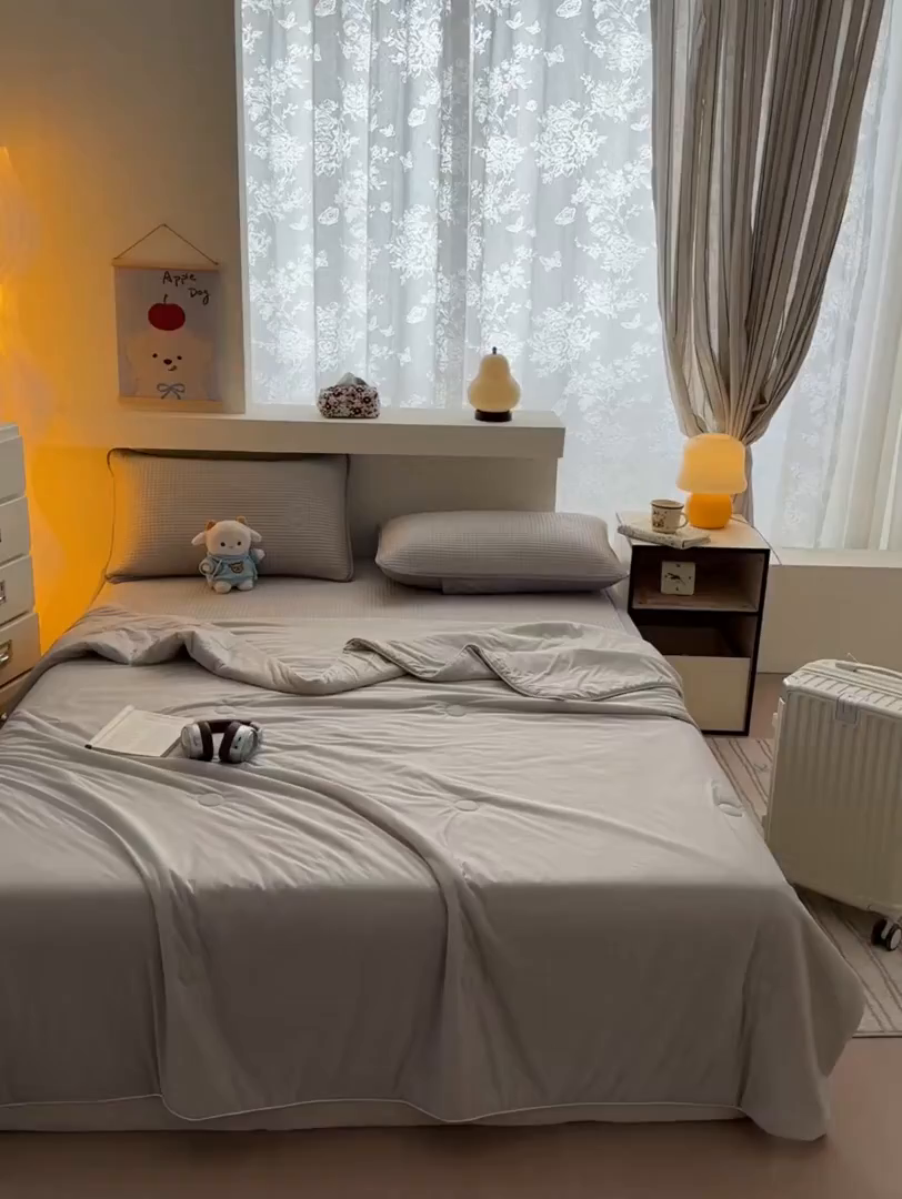 91家纺网 家纺一手货源 找家纺 欧邦 2026新款华夫格小熊系列凉感冰豆豆凉席绑带款夏被套件 小熊浅卡其