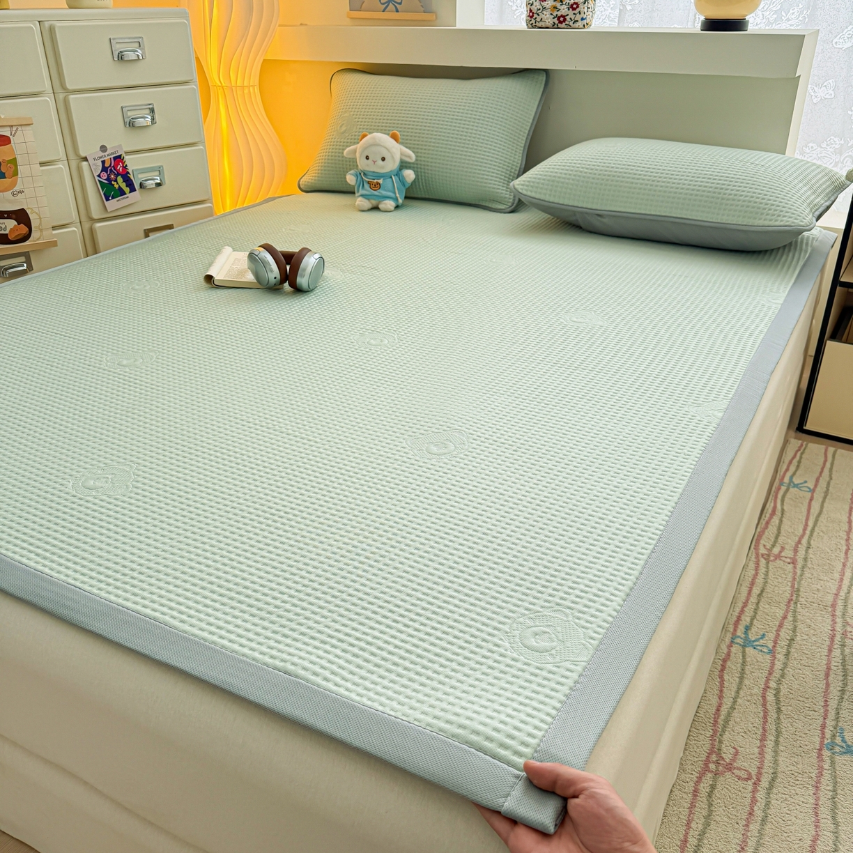 91家纺网 家纺一手货源 找家纺 欧邦 2026新款华夫格小熊系列凉感冰豆豆凉席绑带款夏被套件 小熊水绿
