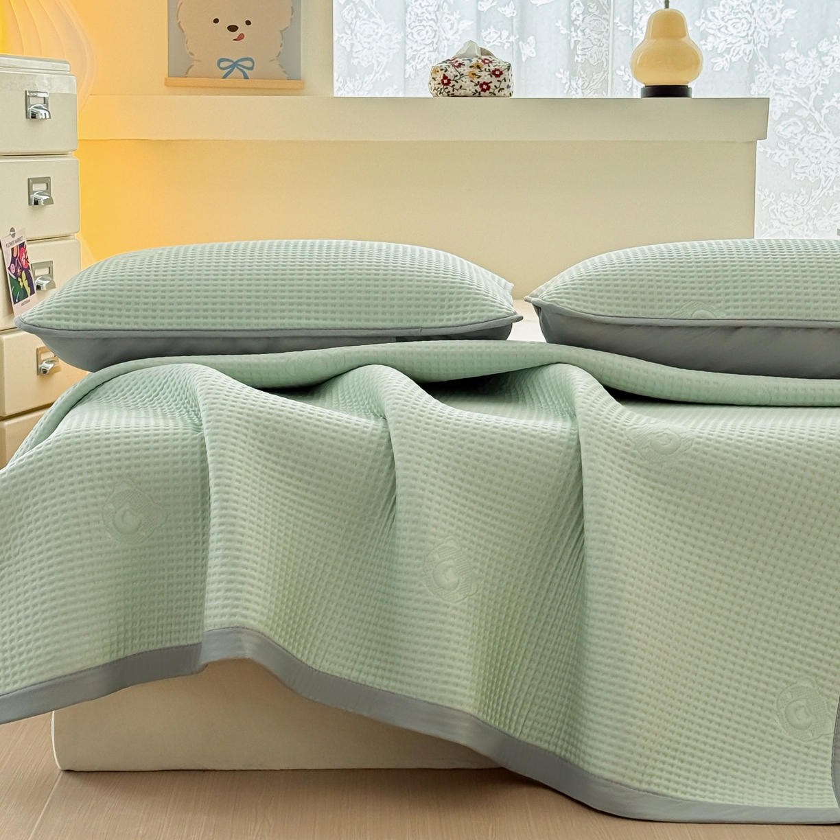 91家纺网 家纺一手货源 找家纺 欧邦 2026新款华夫格小熊系列凉感冰豆豆凉席绑带款夏被套件 小熊水绿