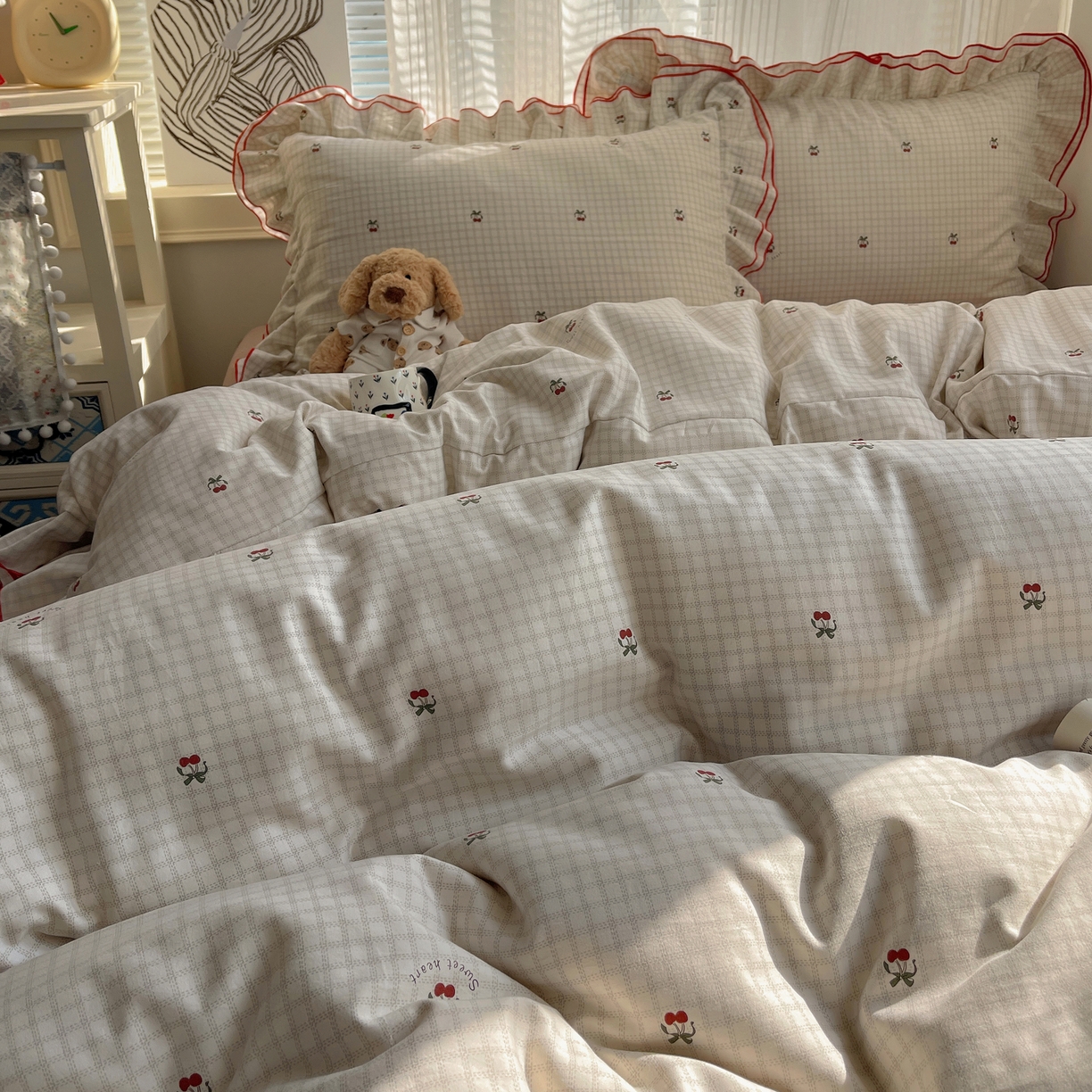 91家纺网 家纺一手货源 找家纺 瑞莱 （持续上新）2026新款舒柔水洗棉小清新双层花边四件套 红樱桃