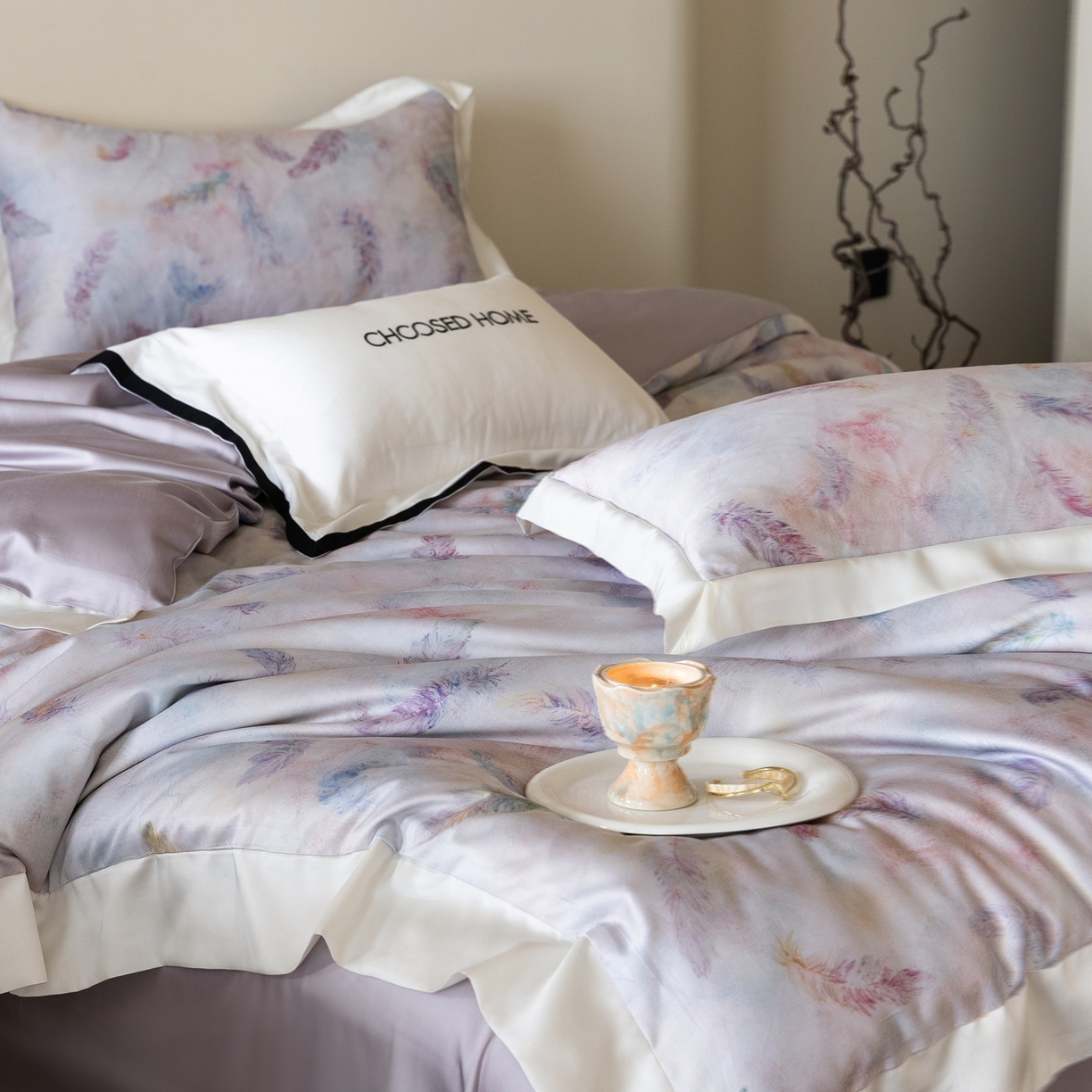 91家纺网 家纺一手货源 找家纺 初拾 2026新款60支兰精天丝数码印花系列四件套 自由的羽毛（会员减20 ，控价：日常 券后不低于398 元）