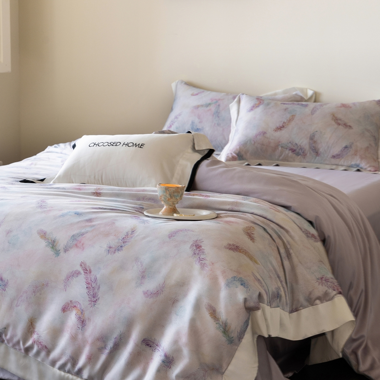 91家纺网 家纺一手货源 找家纺 初拾 2026新款60支兰精天丝数码印花系列四件套 自由的羽毛（会员减20 ，控价：日常 券后不低于398 元）