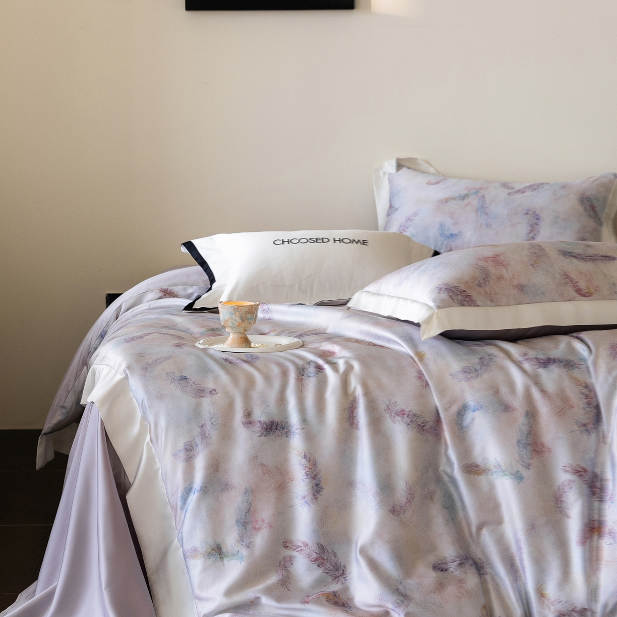 91家纺网 家纺一手货源 找家纺 初拾 2026新款60支兰精天丝数码印花系列四件套 自由的羽毛（会员减20 ，控价：日常 券后不低于398 元）