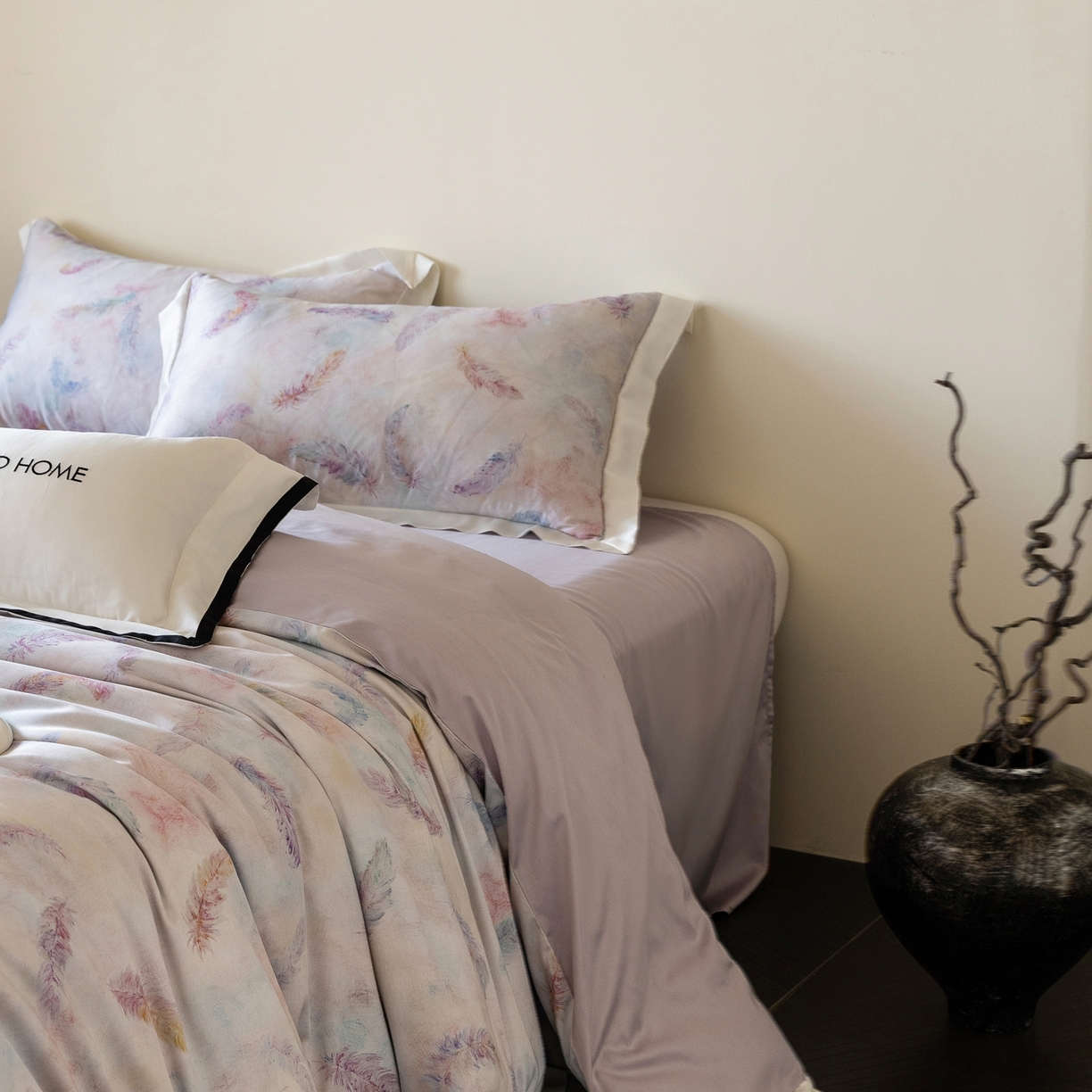 91家纺网 家纺一手货源 找家纺 初拾 2026新款60支兰精天丝数码印花系列四件套 自由的羽毛（会员减20 ，控价：日常 券后不低于398 元）