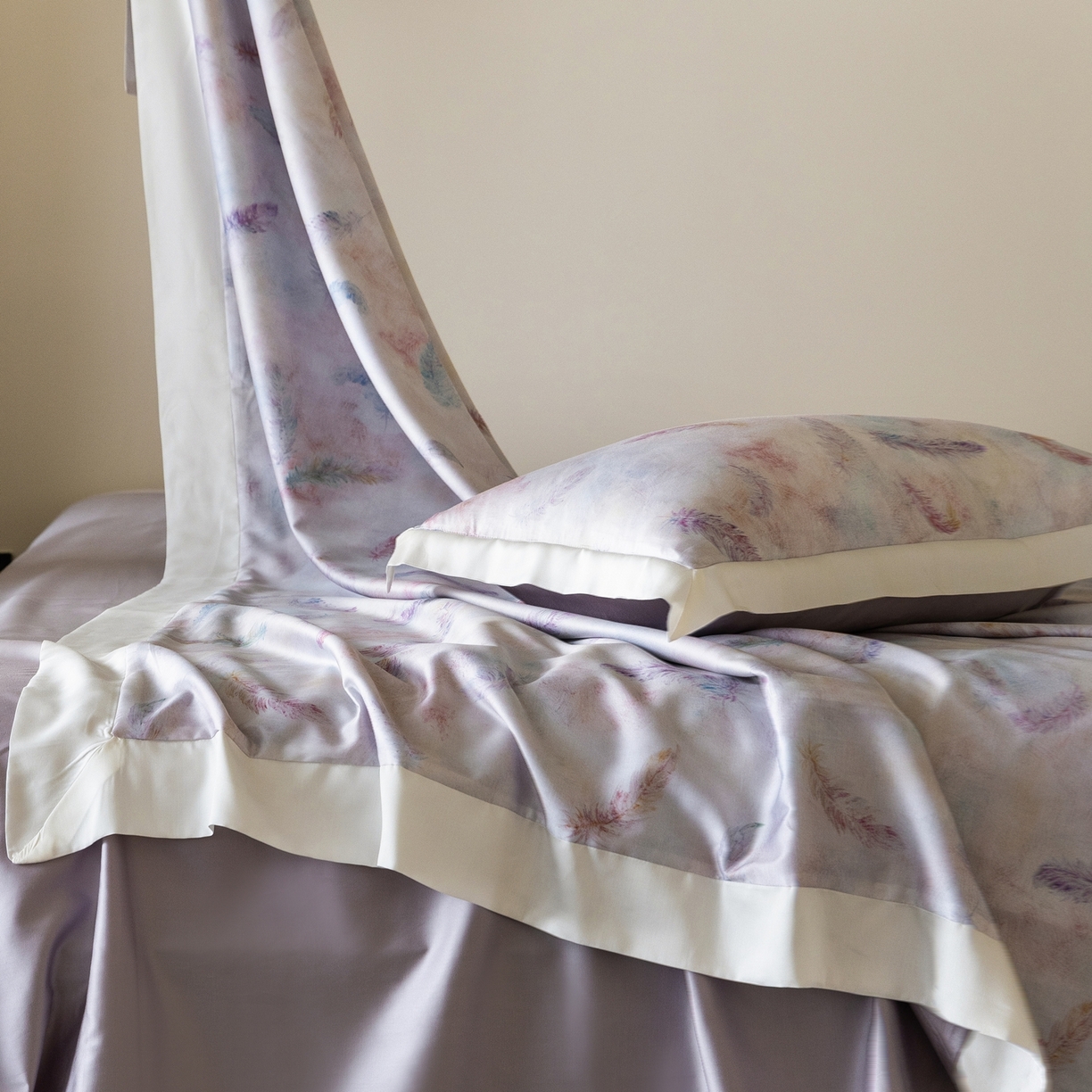 91家纺网 家纺一手货源 找家纺 初拾 2026新款60支兰精天丝数码印花系列四件套 自由的羽毛（会员减20 ，控价：日常 券后不低于398 元）