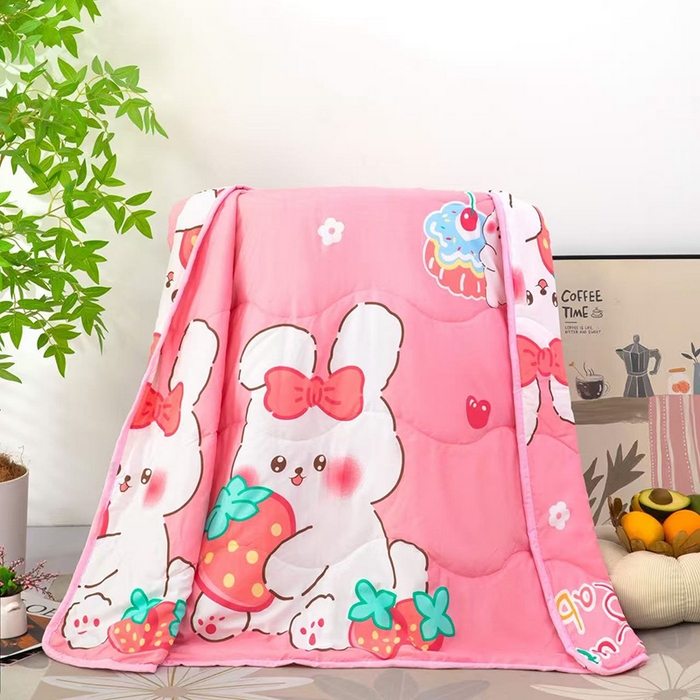 91家纺网 家纺一手货源 找家纺 才森家纺 2026新款亲肤卡通儿童夏被儿童被礼品被赠品直播间热款夏凉被小被子 草莓兔