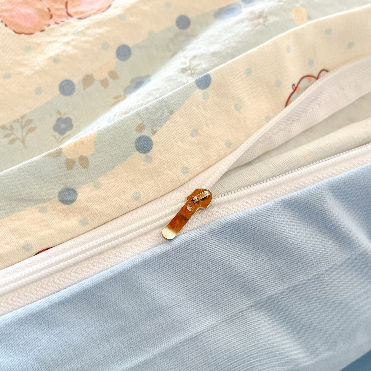 91家纺网 家纺一手货源 找家纺 川悦生活 2026新款双层纱皱皱纱学生床三件套 花田乐园