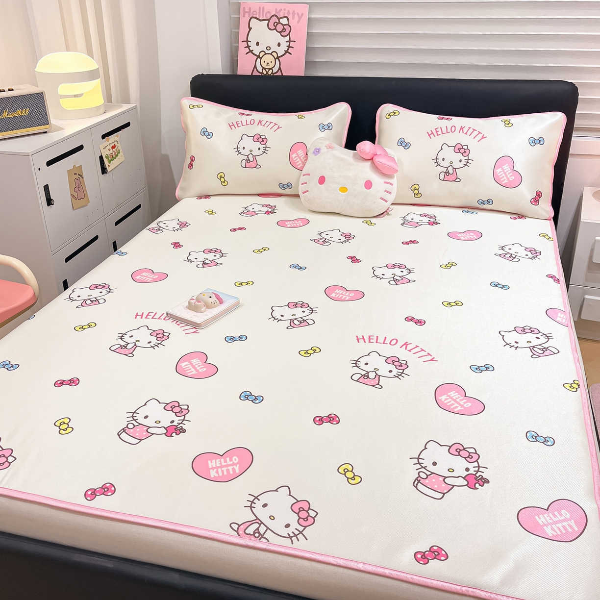 91家纺网 家纺一手货源 找家纺 暮思家居 2026新款三丽鸥正版授权数码印花A类可机洗1200D冰丝凉席三件套平铺款系列 平铺款-公主KT