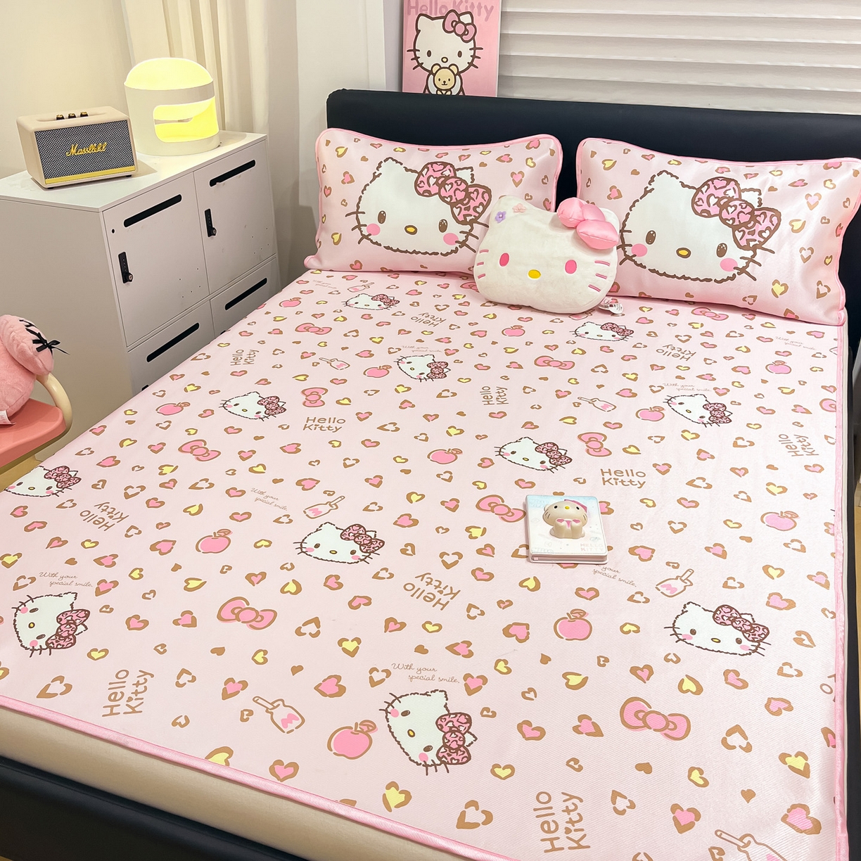 91家纺网 家纺一手货源 找家纺 暮思家居 2026新款三丽鸥正版授权数码印花A类可机洗1200D冰丝凉席三件套平铺款系列 平铺款-凯蒂乐园