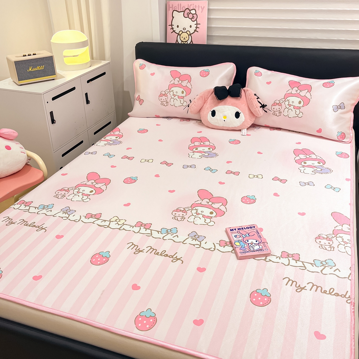 91家纺网 家纺一手货源 找家纺 暮思家居 2026新款三丽鸥正版授权数码印花A类可机洗1200D冰丝凉席三件套平铺款系列 平铺款-洋娃娃美乐蒂