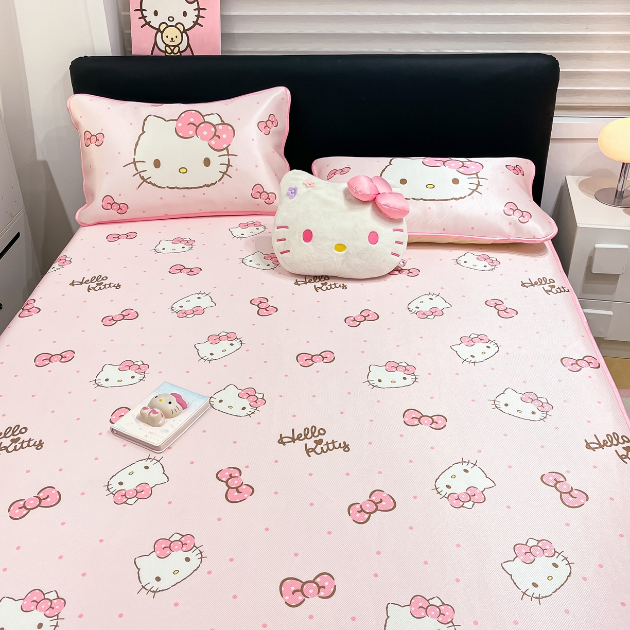 91家纺网 家纺一手货源 找家纺 暮思家居 2026新款三丽鸥正版授权数码印花A类可机洗1200D冰丝凉席三件套平铺款系列 平铺款-可爱KT