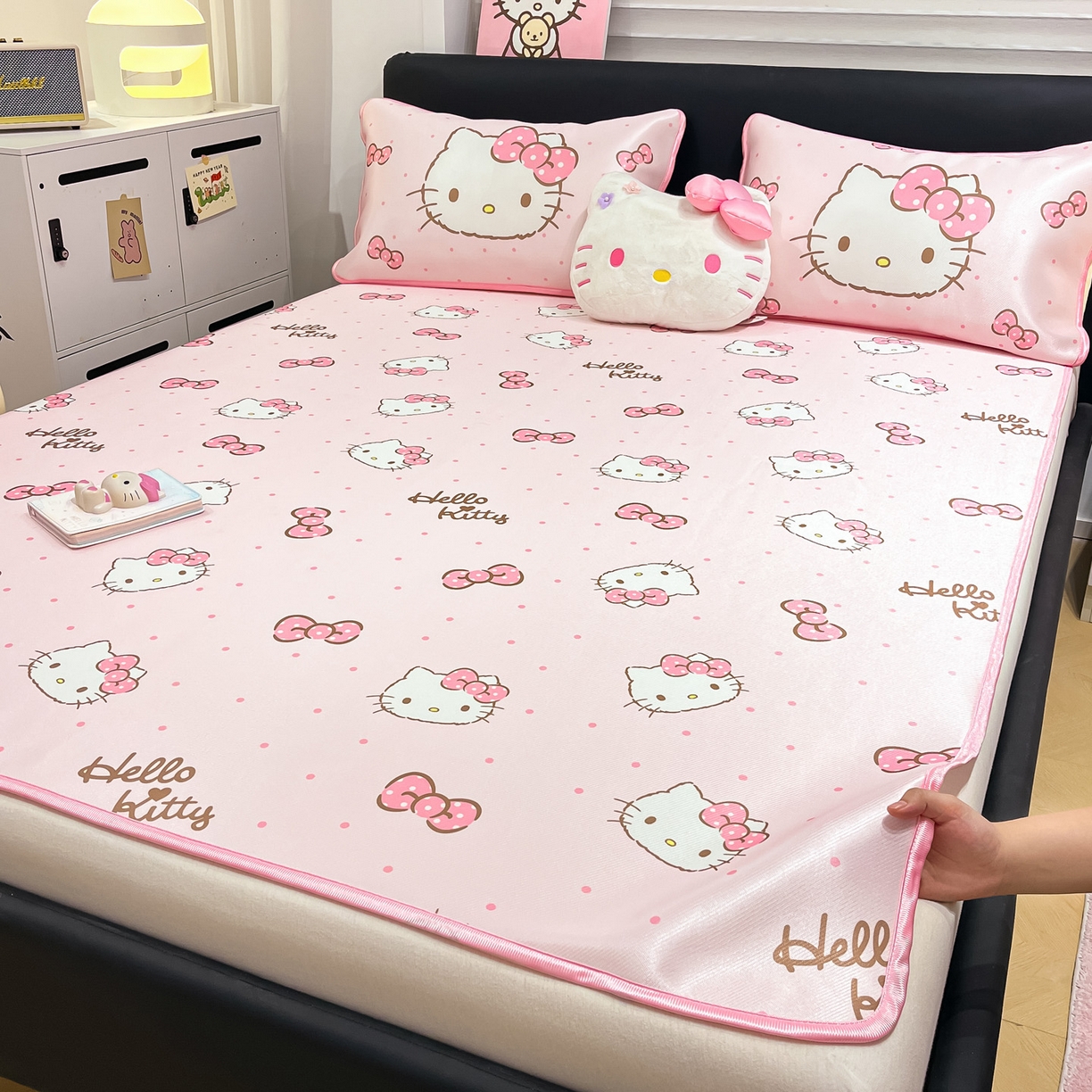 91家纺网 家纺一手货源 找家纺 暮思家居 2026新款三丽鸥正版授权数码印花A类可机洗1200D冰丝凉席三件套平铺款系列 平铺款-可爱KT