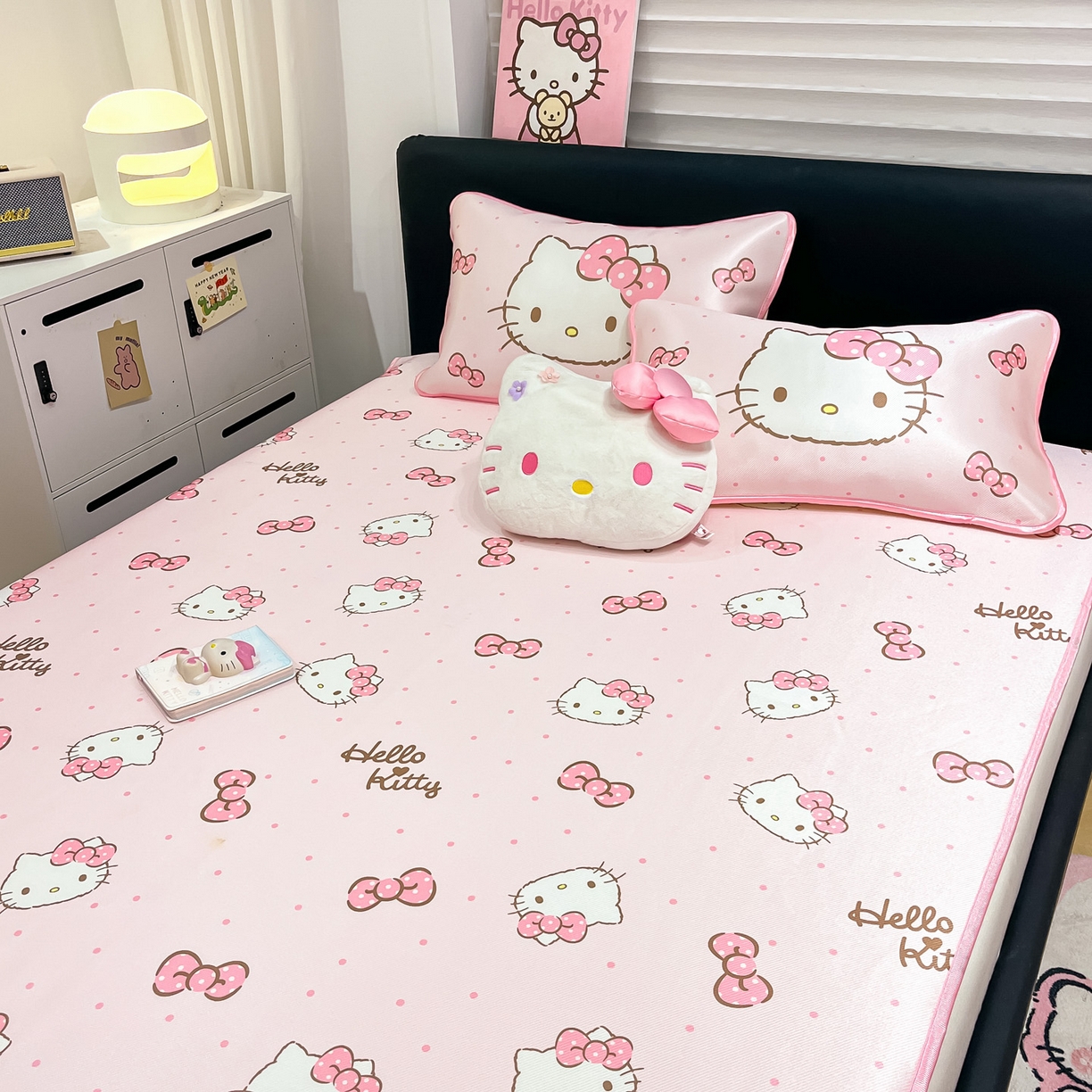 91家纺网 家纺一手货源 找家纺 暮思家居 2026新款三丽鸥正版授权数码印花A类可机洗1200D冰丝凉席三件套平铺款系列 平铺款-可爱KT